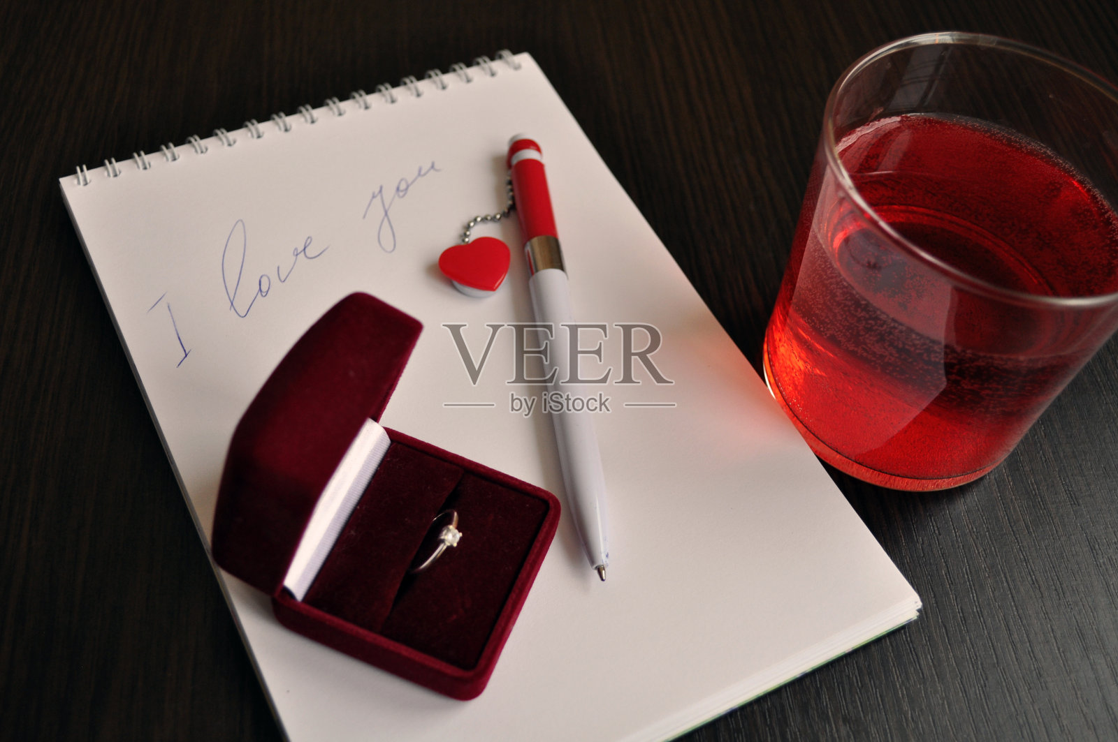 情人节-在笔记本上的题词“我爱你”照片摄影图片