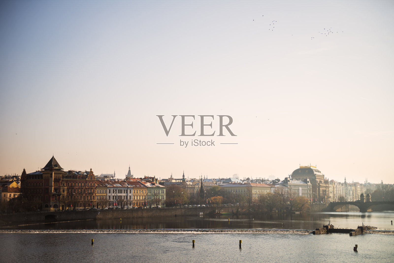 伏尔塔瓦河堤岸和卡尔洛夫桥在一个阳光明媚的日子照片摄影图片