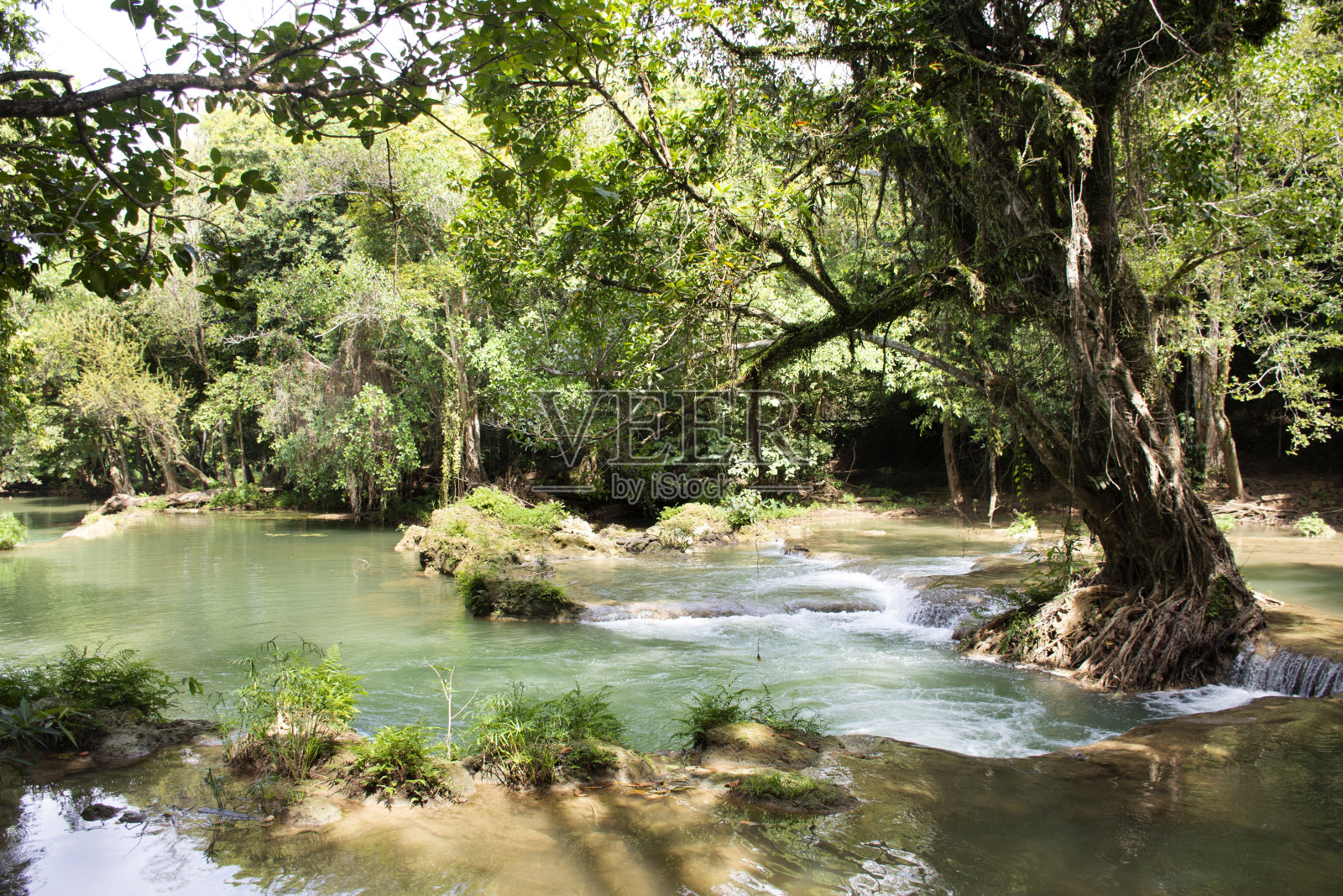 泰国Saraburi的Chet Sao Noi小瀑布的运动和流动。照片摄影图片
