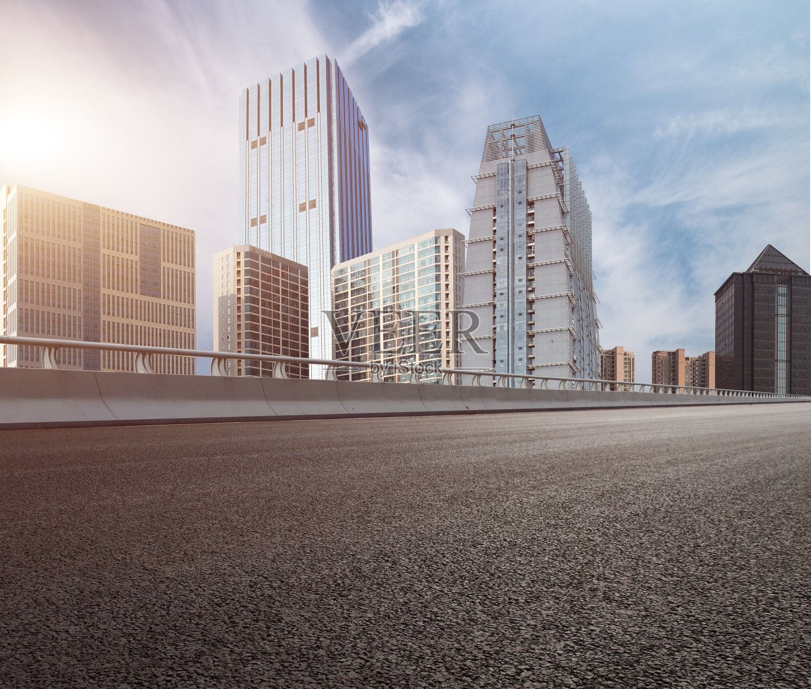 立交桥、沥青路面和现代建筑城市路面背景照片摄影图片