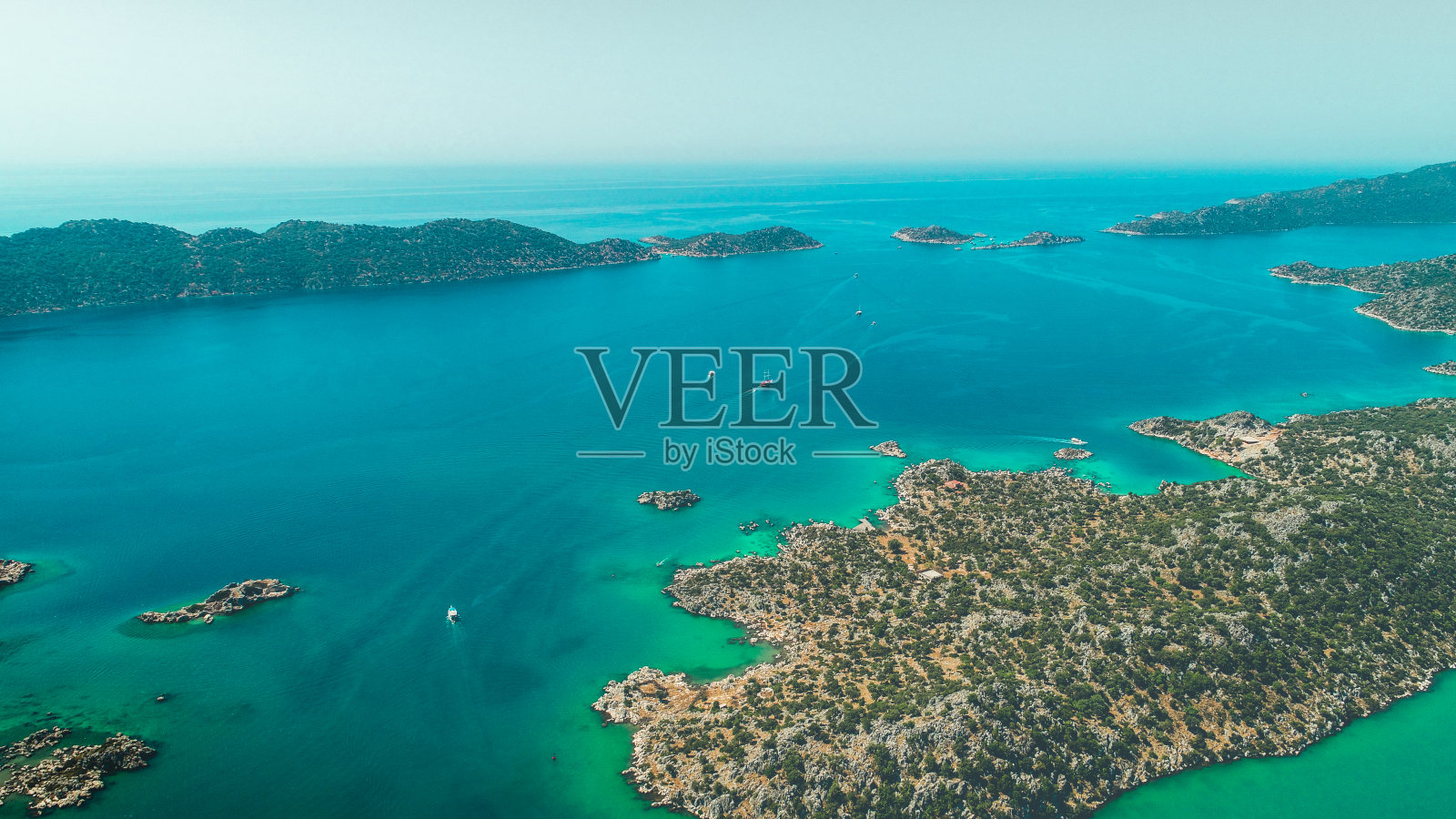 鸟瞰图蓝色的湖泊和绿色的森林在一个阳光明媚的夏天照片摄影图片