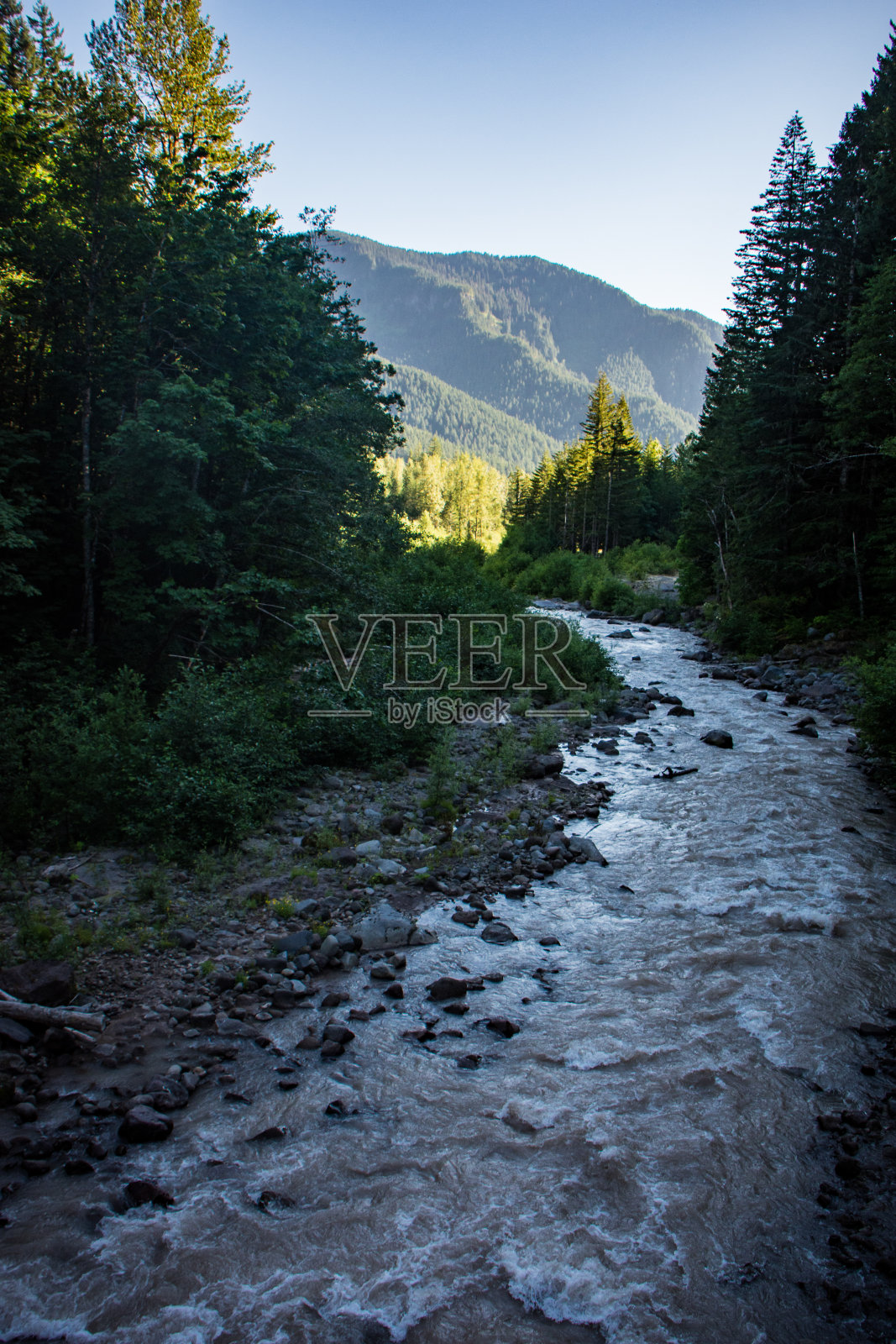 日落时分，美丽的小溪在俄勒冈州中部，靠近罗罗山口照片摄影图片
