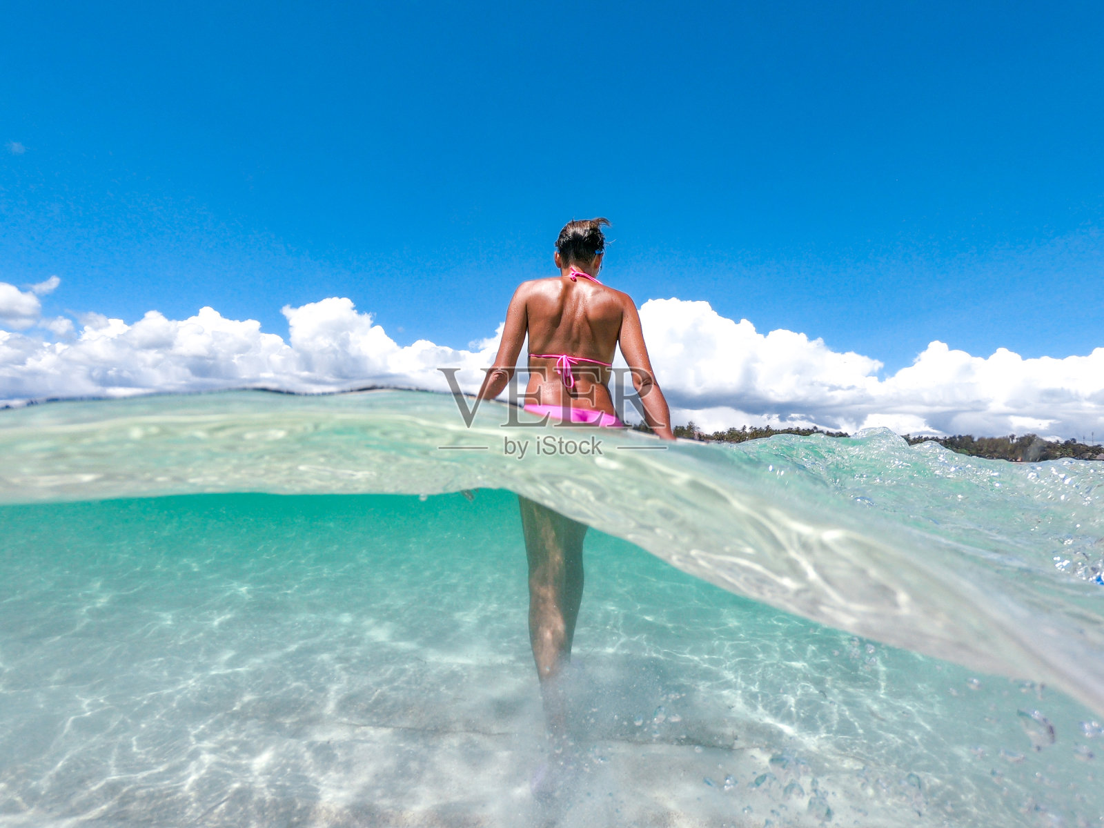 成年妇女探索大海，享受暑假照片摄影图片