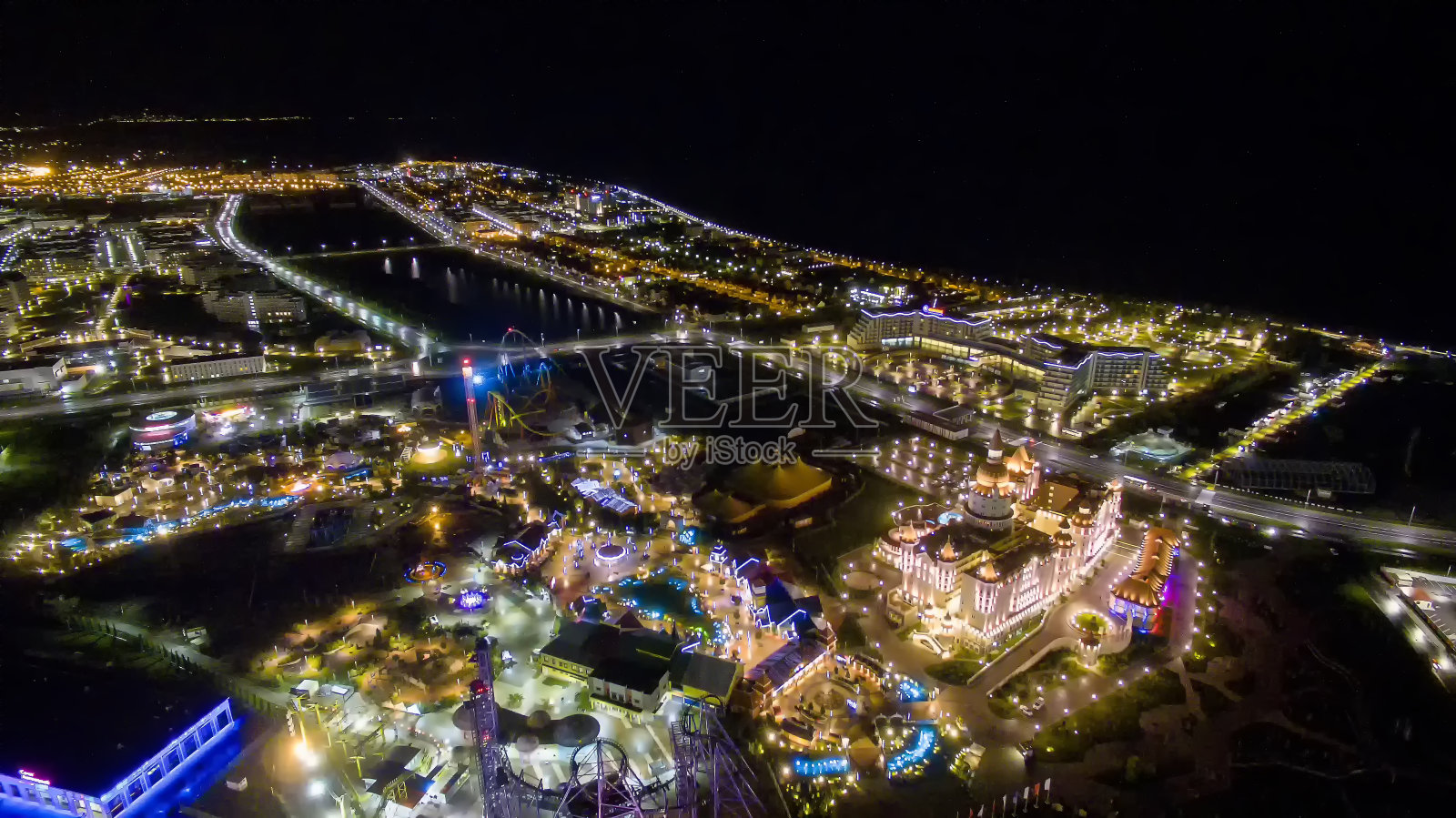 夜间城市与吸引无人机照片摄影图片