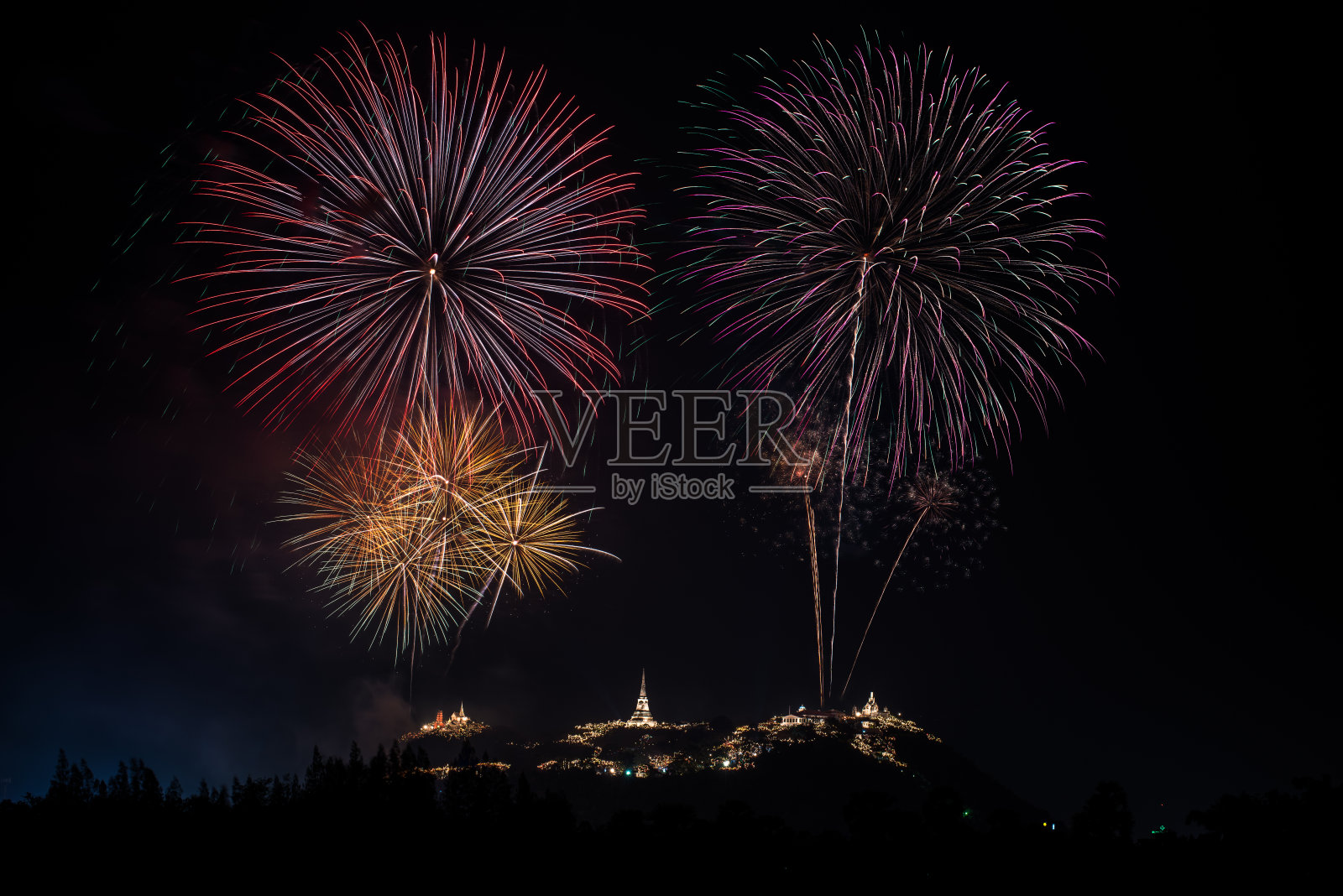 美丽的烟花与Phra Nakhon基里古地方(考旺)的地标泰国碧府照片摄影图片