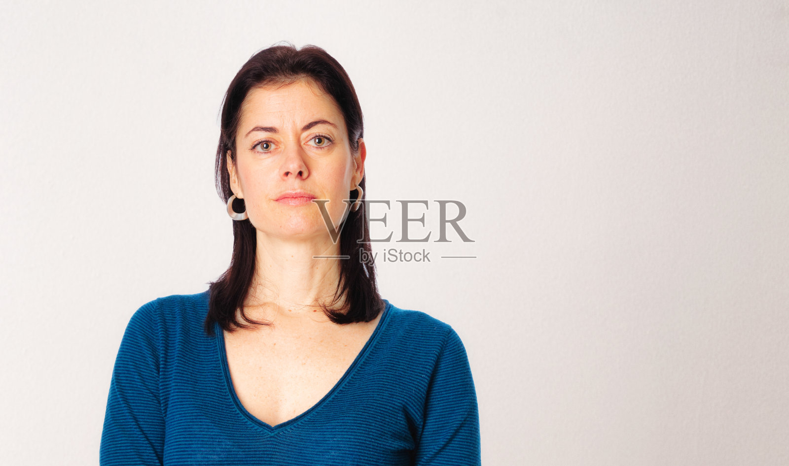 中性墙上成熟的白人女性肖像照片摄影图片
