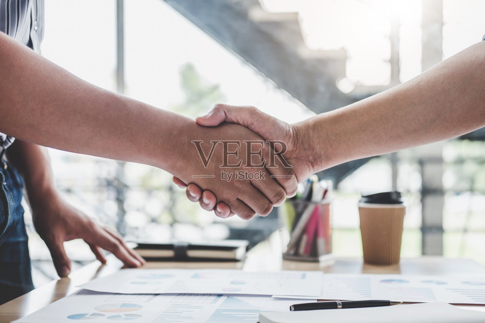 会议结束后，商务握手后讨论好交易合同双方公司和手势人联系交易，会议和问候的概念照片摄影图片