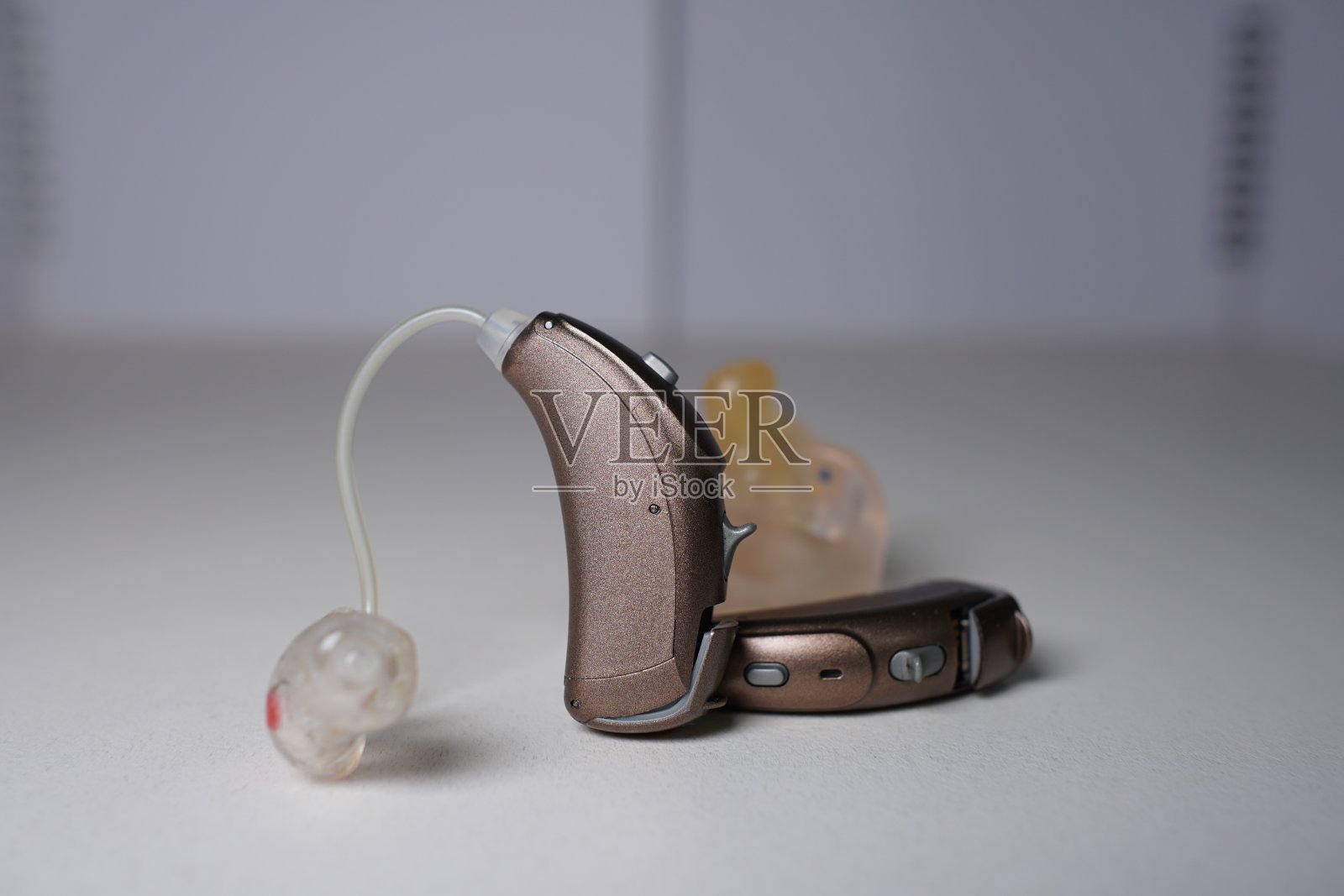 白色孤立背景上的助听器。援助充耳不闻。照片摄影图片