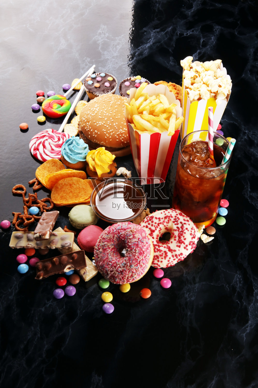 不健康的产品。对身材、皮肤、心脏和牙齿有害的食物。照片摄影图片
