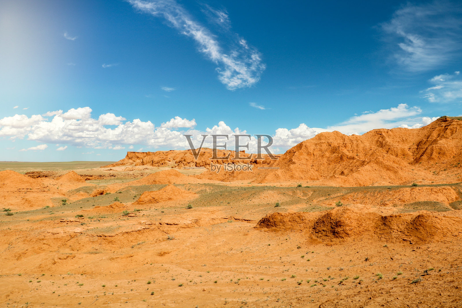 在一个完美的夏日(戈壁沙漠，蒙古，亚洲)，在戈壁沙漠的中心观看燃烧的悬崖(巴任凹陷)照片摄影图片