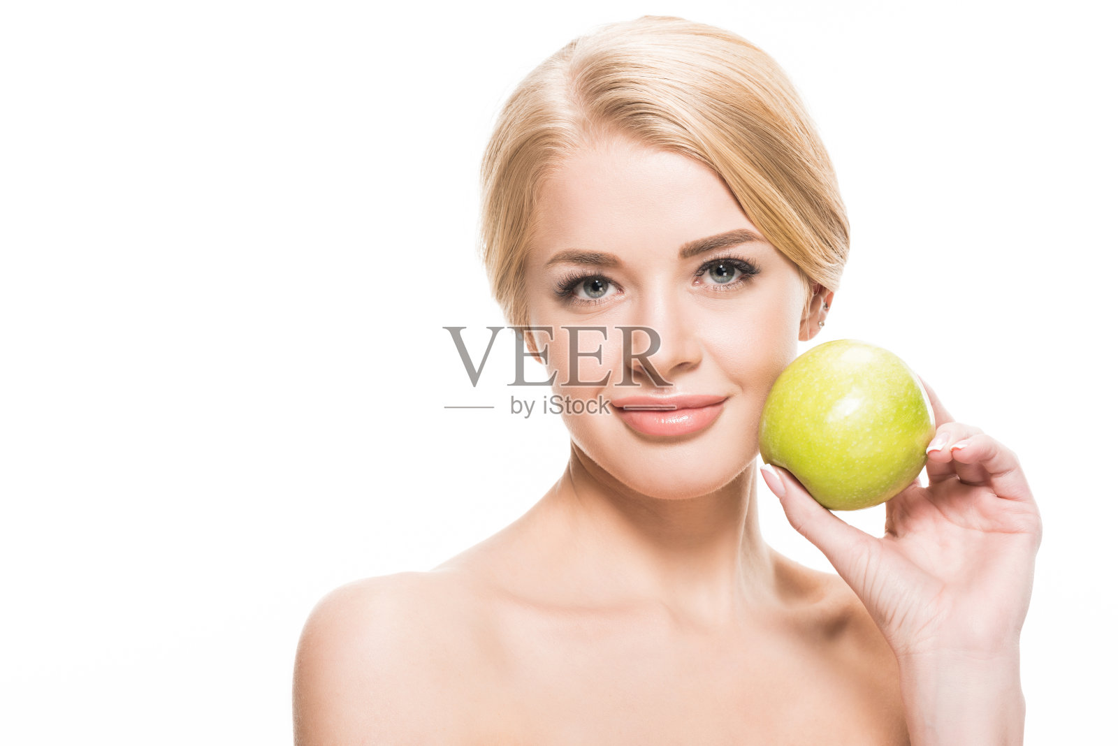 美丽的金发女孩抱着新鲜的苹果和微笑的镜头孤立在白色照片摄影图片