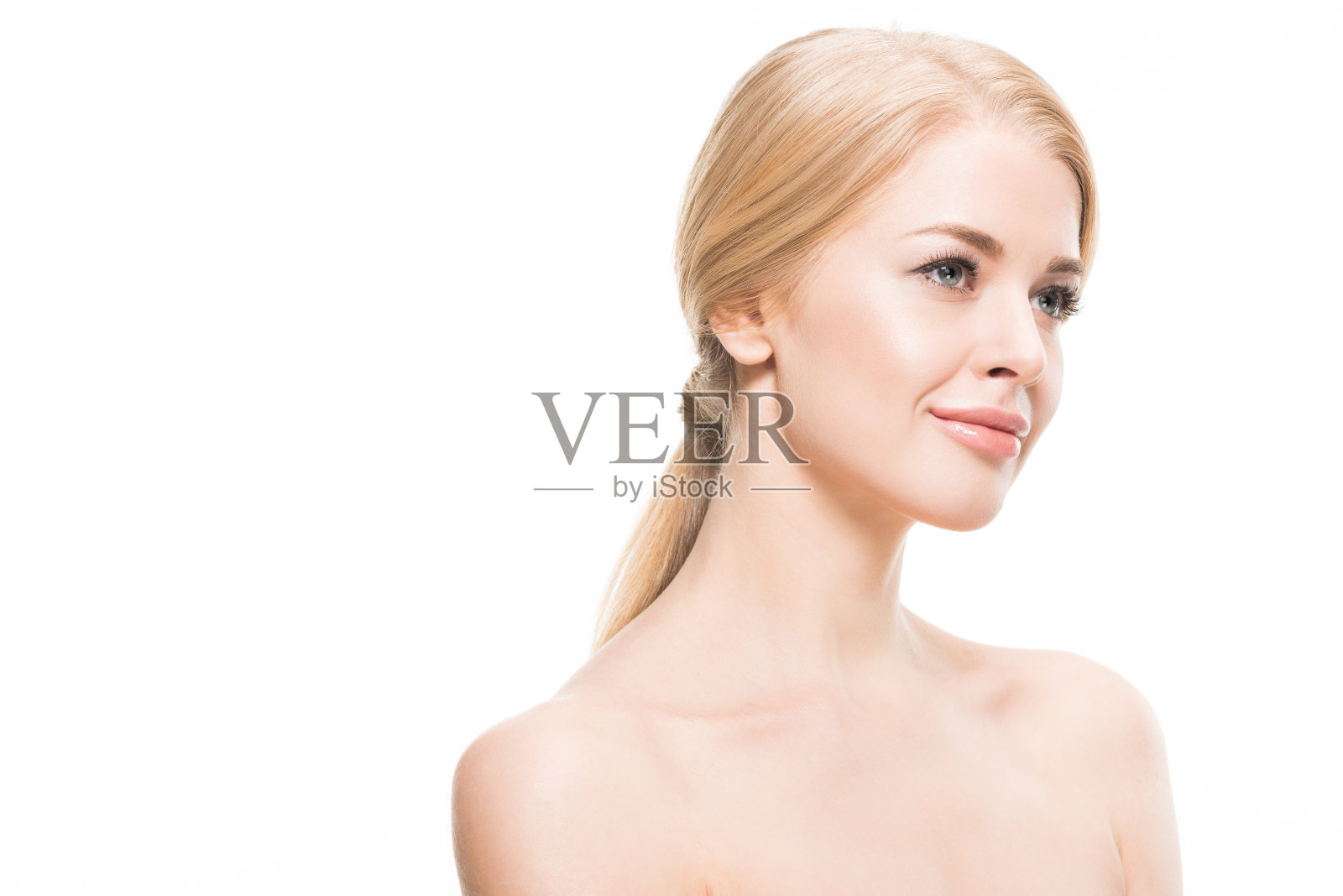 美丽的金发女人微笑和看着远离孤立的白色照片摄影图片