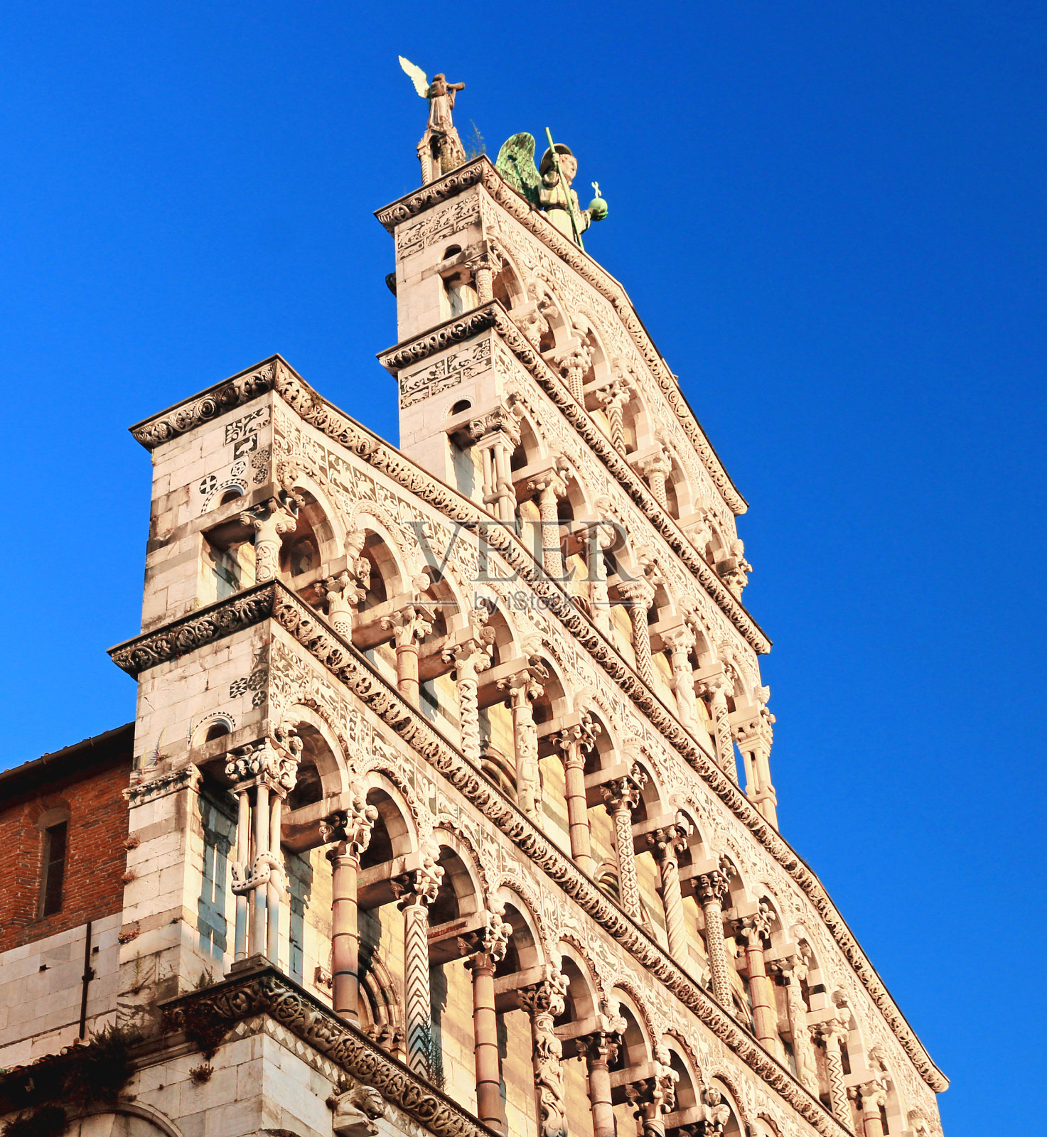 卢卡圣米歇尔福罗教堂的山形墙。照片摄影图片