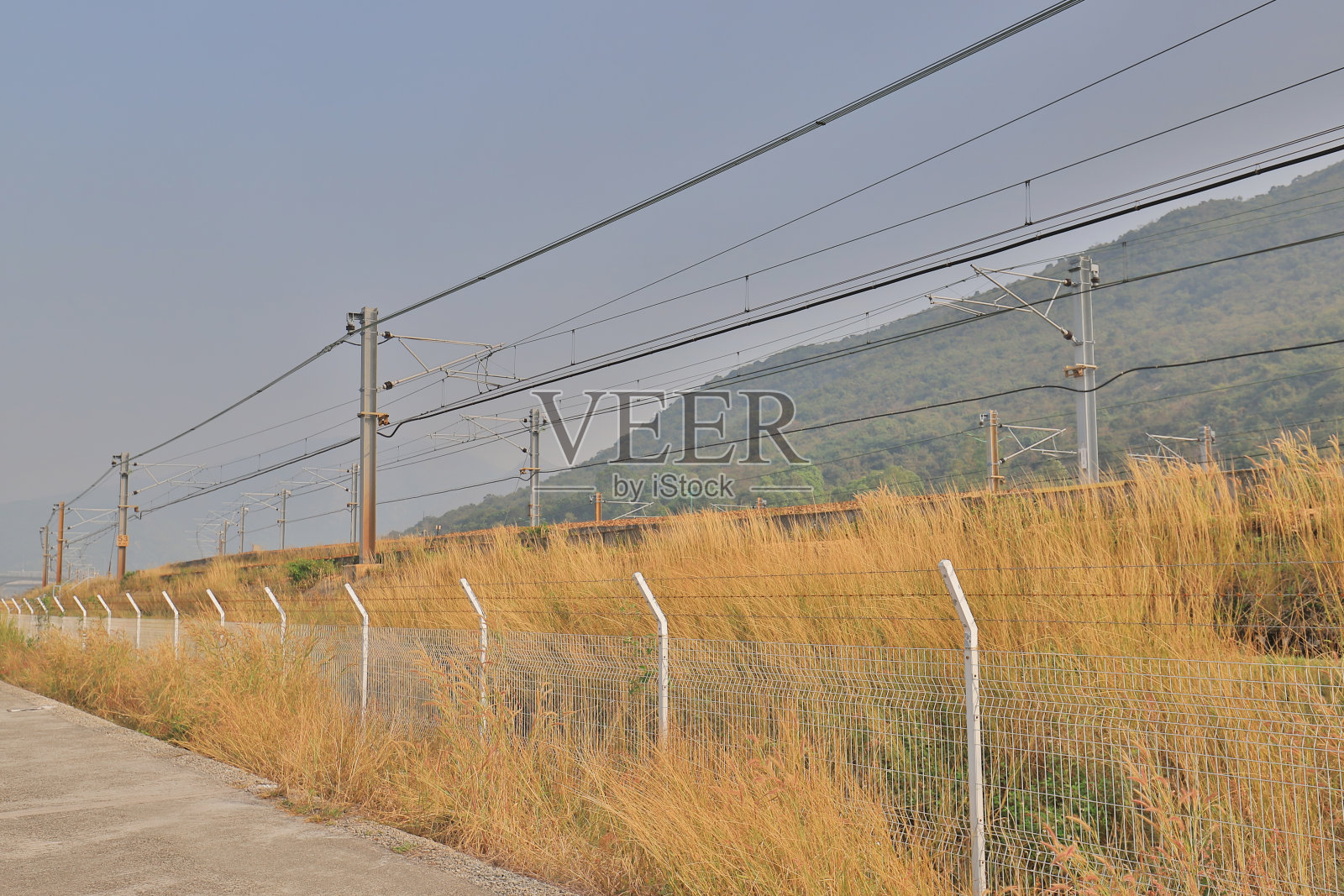 大屿山公路附近的一条铁路照片摄影图片