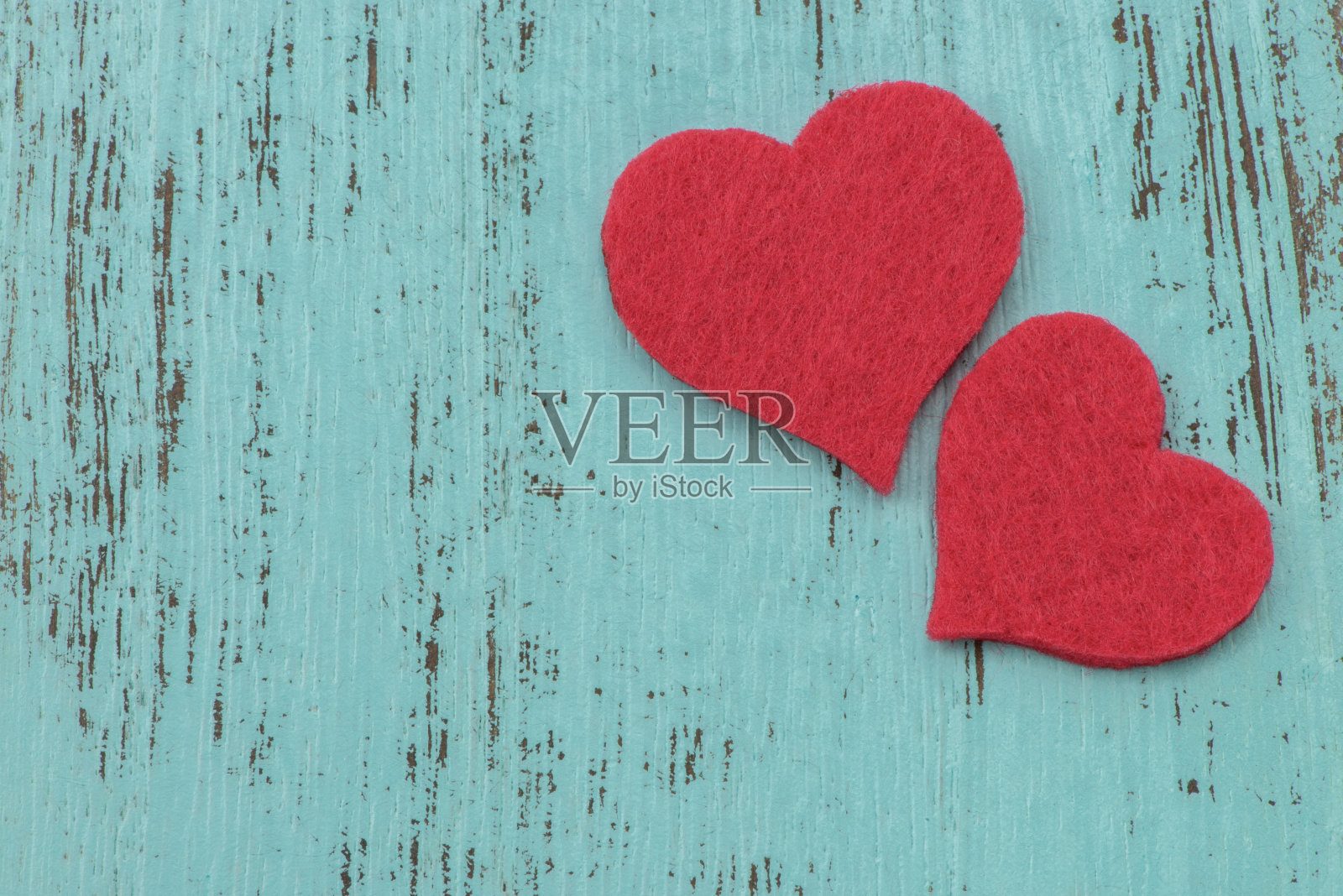 木桌上红心，情人的背景照片摄影图片