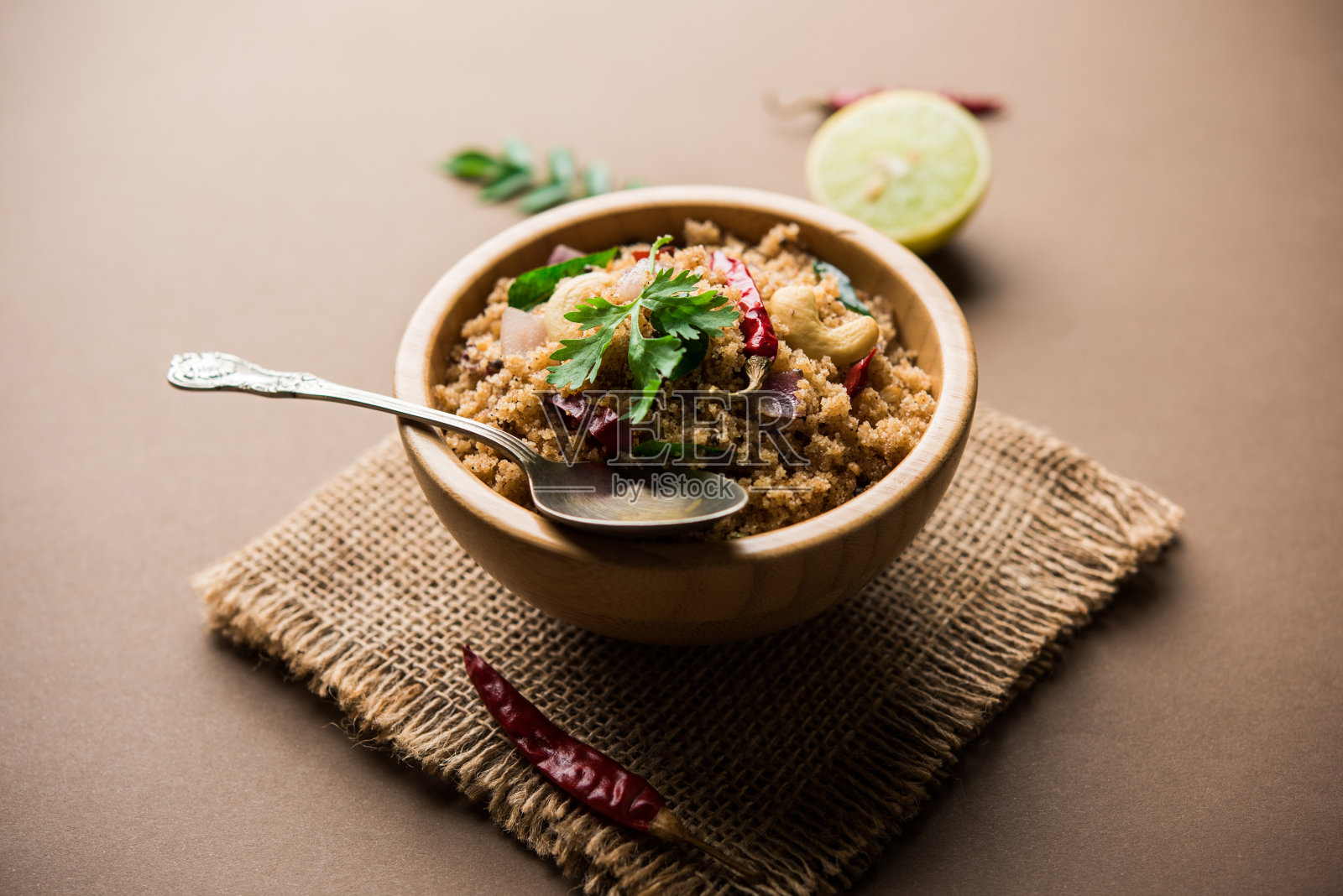 Rava Upma / Uppuma -南印度早餐盛在碗里。有选择性的重点照片摄影图片