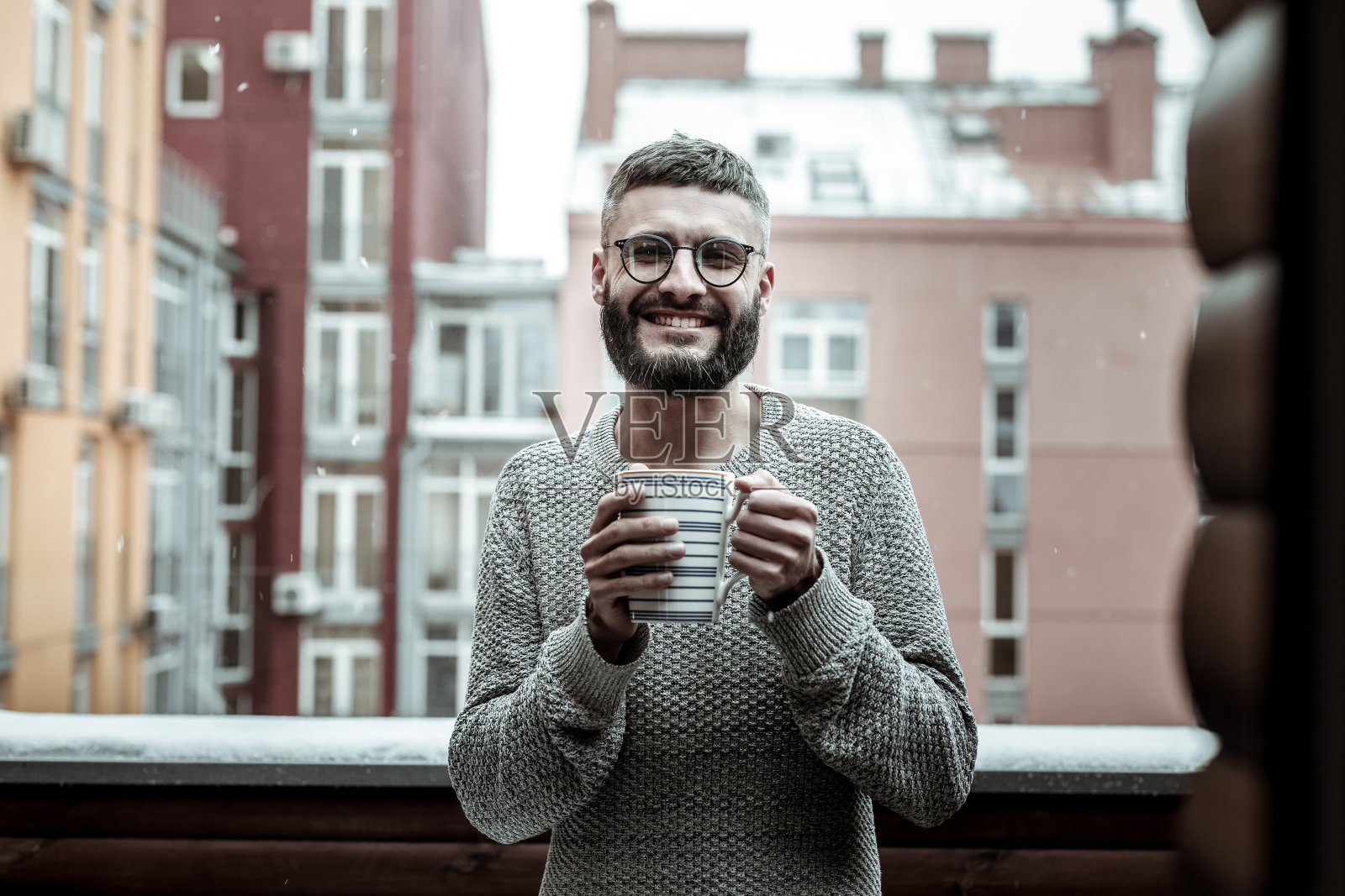 快乐的大胡子男人，表现出积极的情绪照片摄影图片