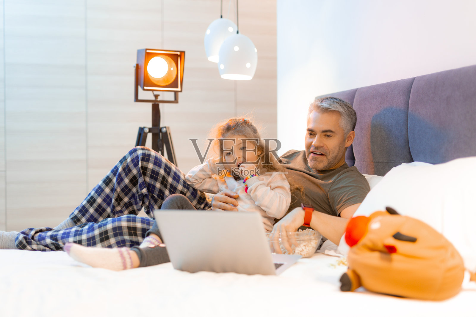 灰头发英俊的父亲穿着黑色t恤和他的女儿感觉轻松照片摄影图片