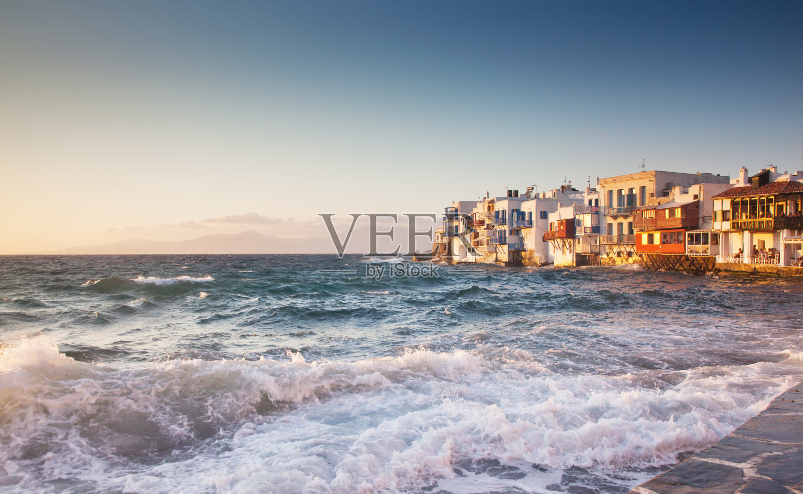 夕阳下的小威尼斯，米科诺斯，希腊-豪华旅游目的地-希腊群岛照片摄影图片