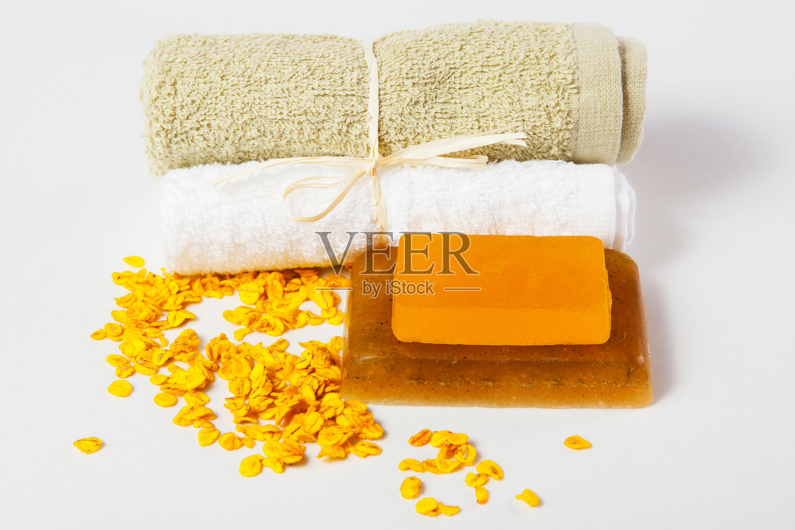 白色背景上的几块肥皂和毛巾照片摄影图片