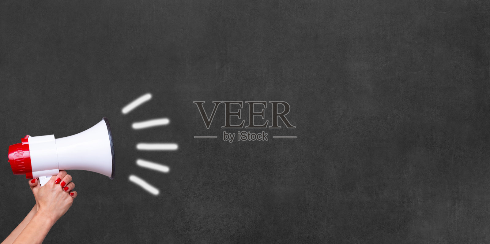 拿着带有声音图标的扩音器的女人照片摄影图片