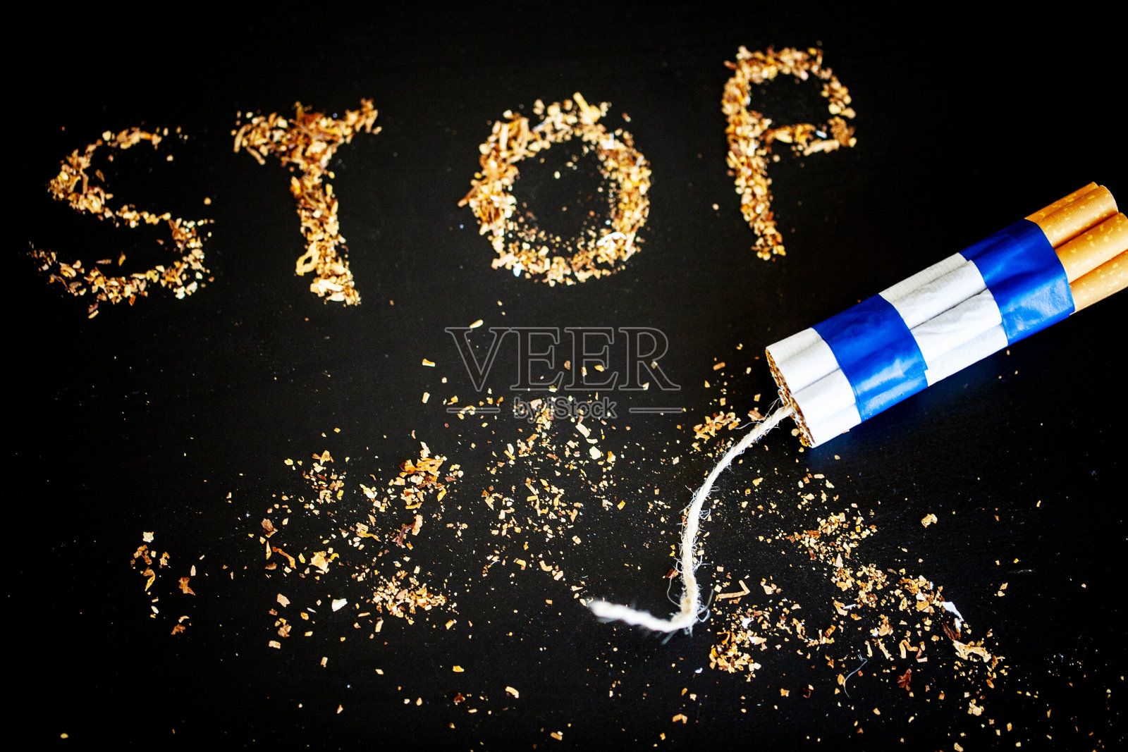 停止吸烟概念的背景与破香烟。堆香烟。禁止吸烟照片摄影图片