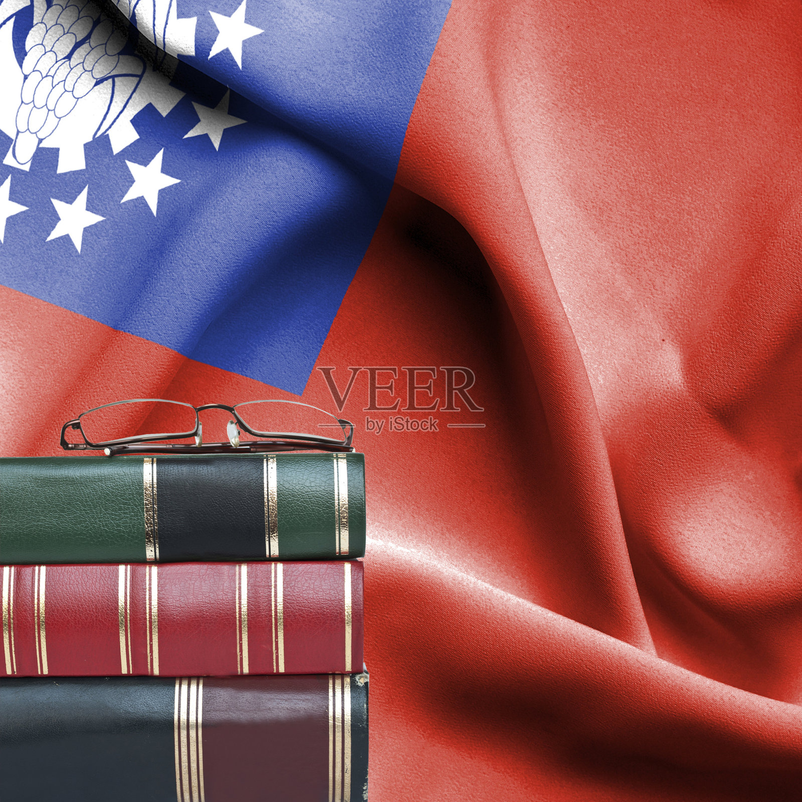 教育理念-缅甸国旗下的书堆和老花镜照片摄影图片