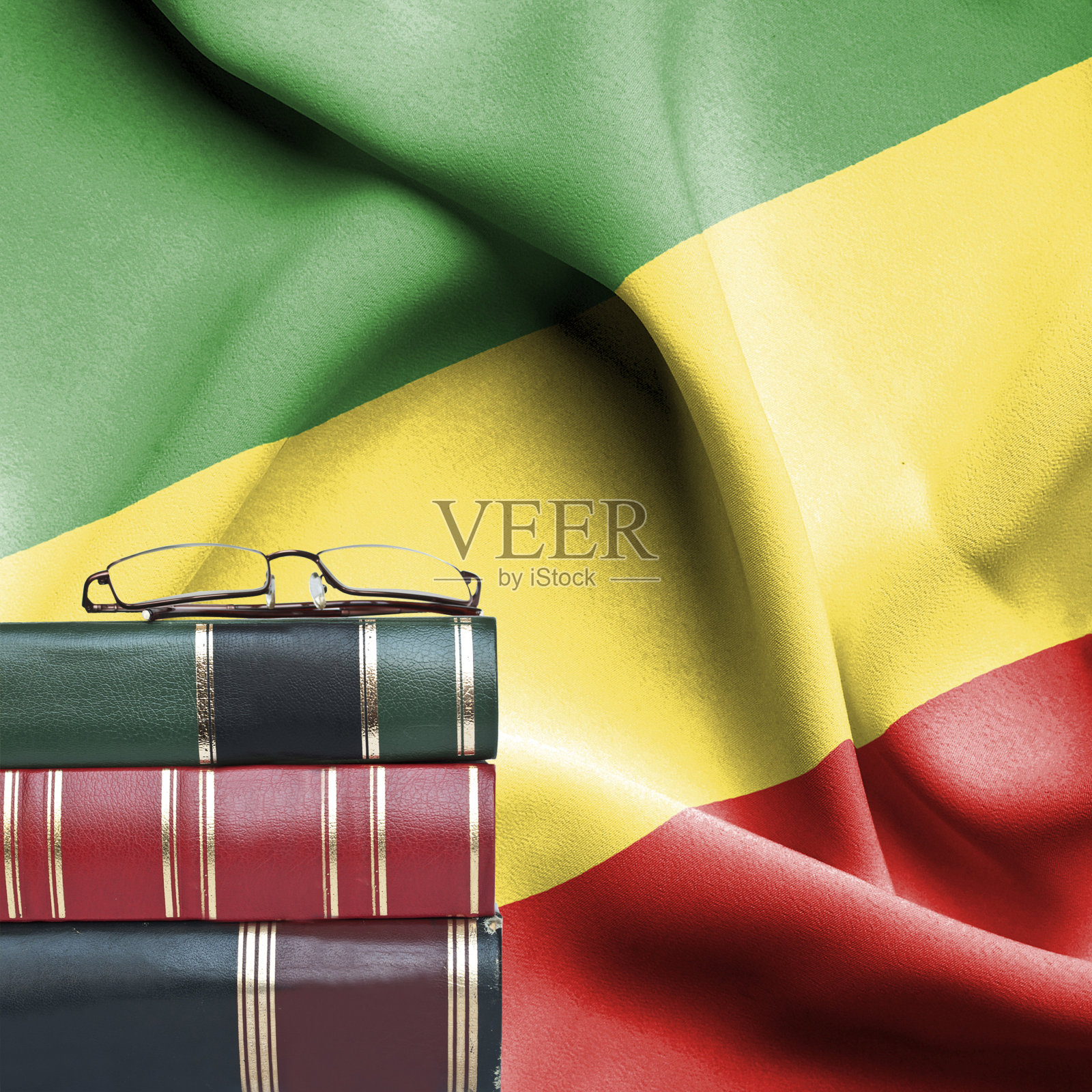 教育理念-刚果国旗下的书堆和老花镜照片摄影图片