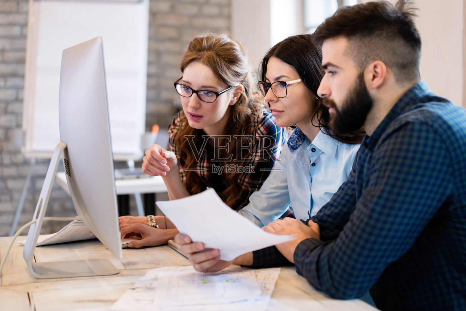 年轻建筑师在办公室工作的项目照片摄影图片