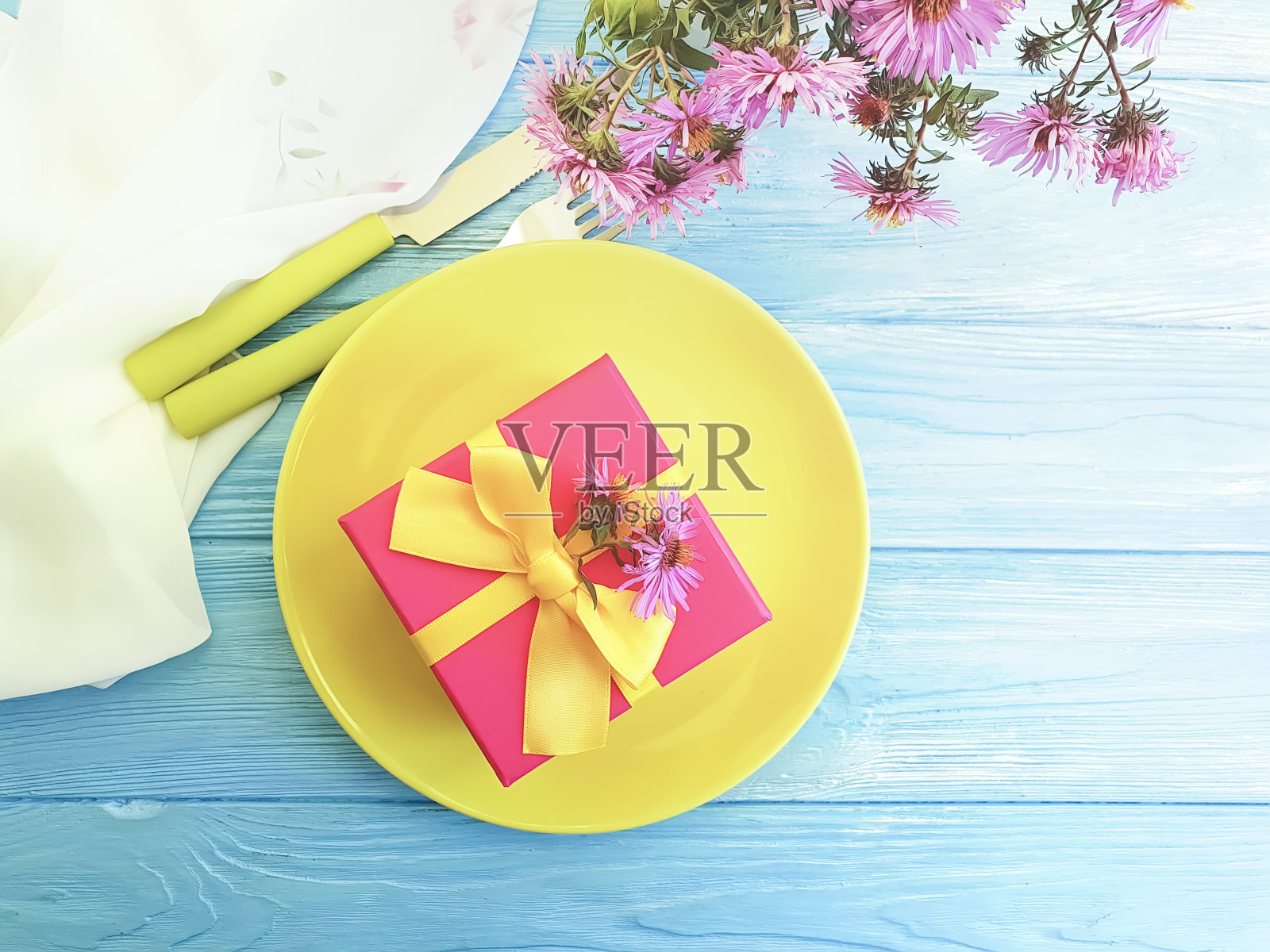 盘、菊花花木制背景礼品盒照片摄影图片