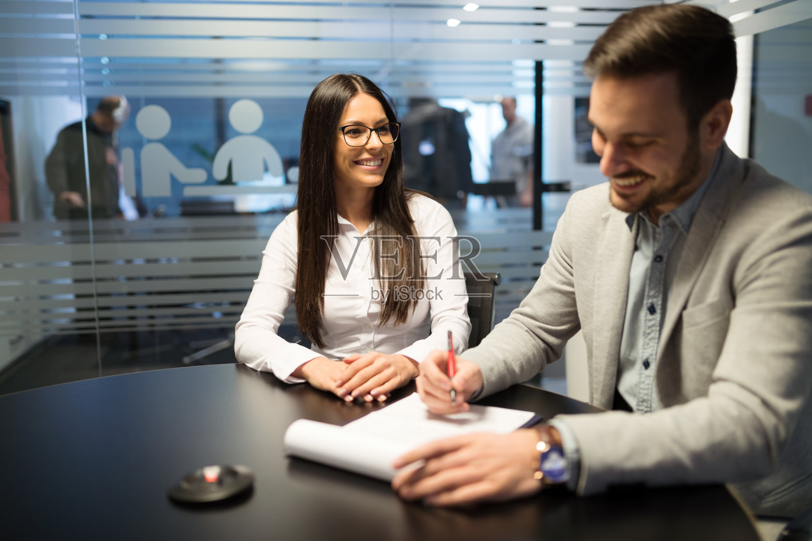 商务人士在办公室讨论的图片照片摄影图片