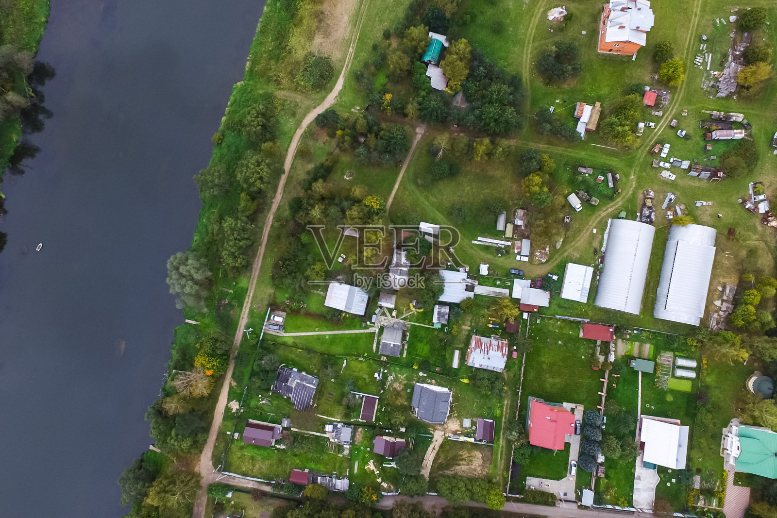 俯瞰村庄，村庄附近的田野和森林。照片摄影图片