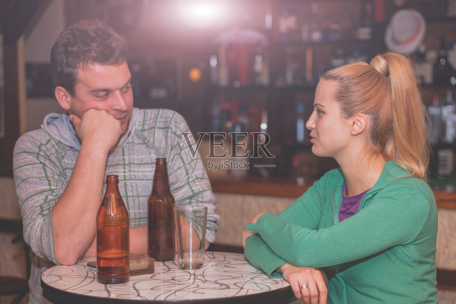 在酒吧里玩得开心照片摄影图片