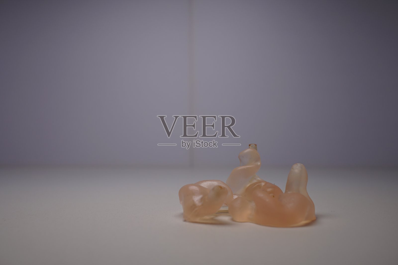 助听器使用的外壳模具。材料是硅树脂。照片摄影图片