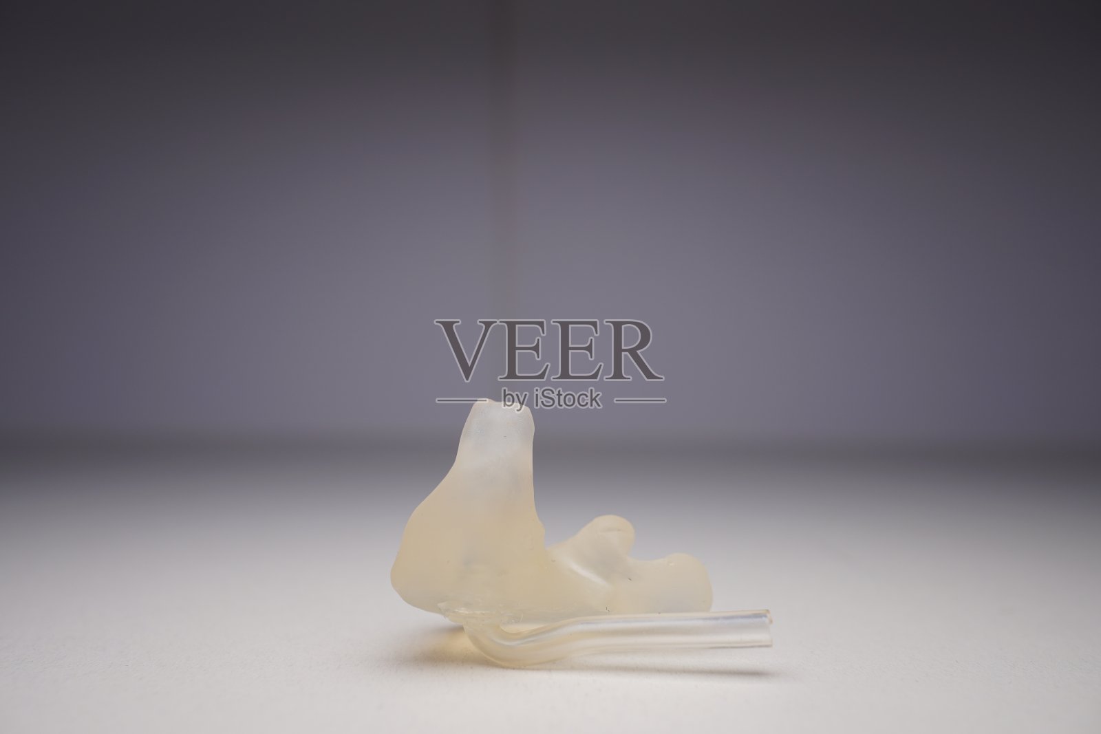 助听器使用的外壳模具。材料是硅树脂。照片摄影图片