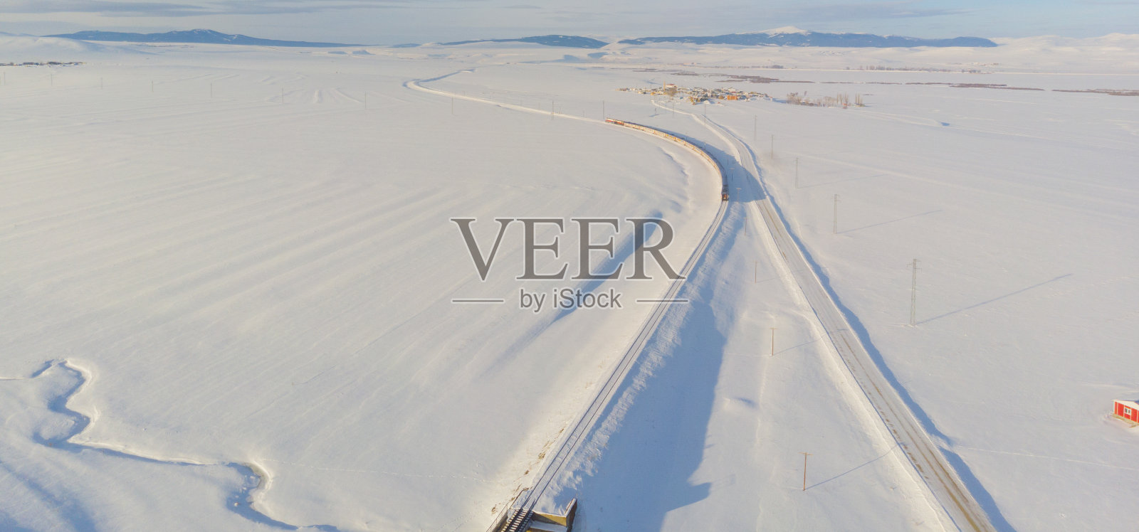 红色客运柴油列车在终点站开动。从安卡拉到卡尔斯的东部特快列车照片摄影图片