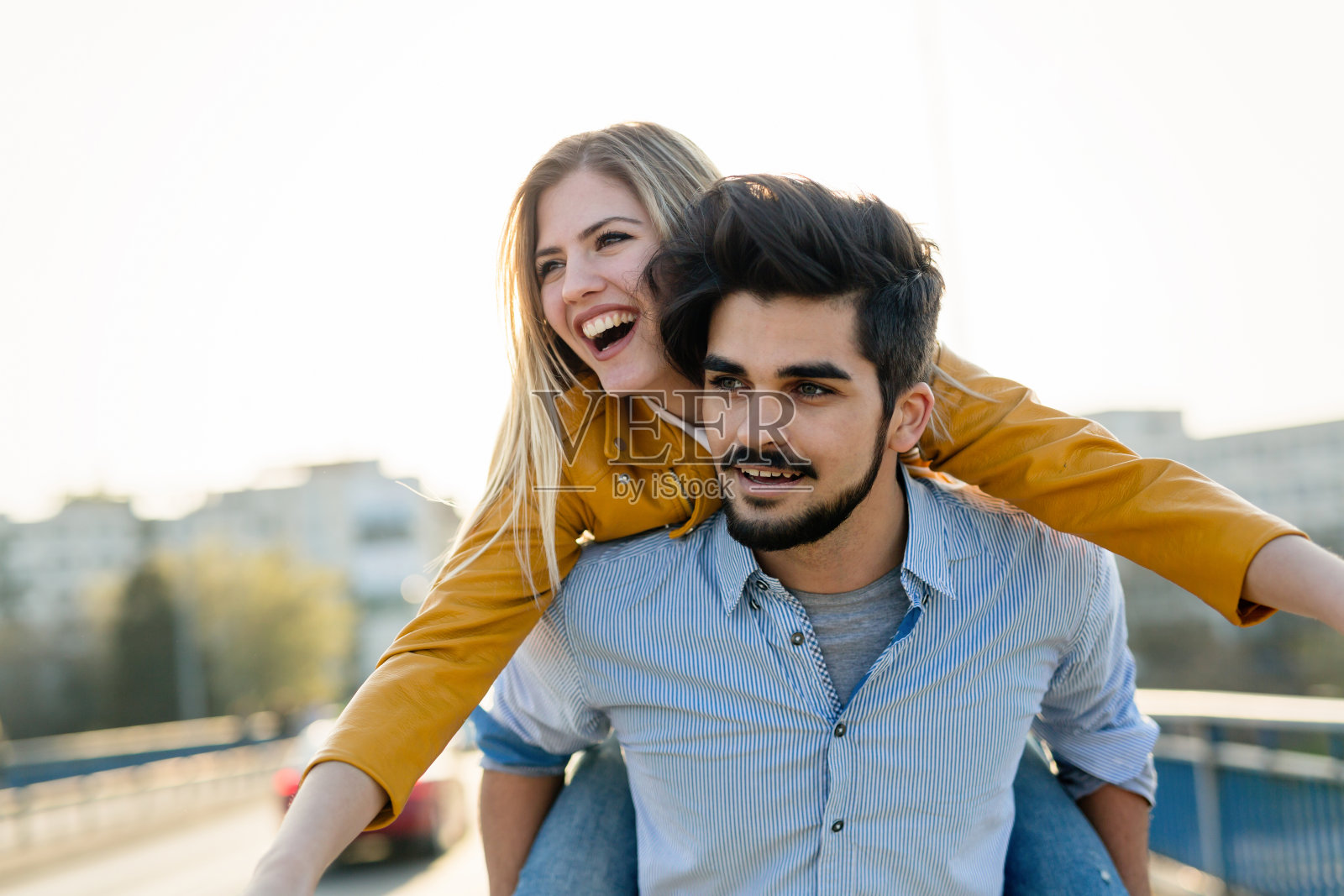 一对美丽的夫妇在旅游观光照片摄影图片