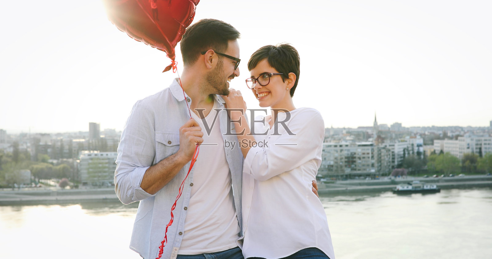 美丽的情侣在夕阳下拥抱和约会照片摄影图片