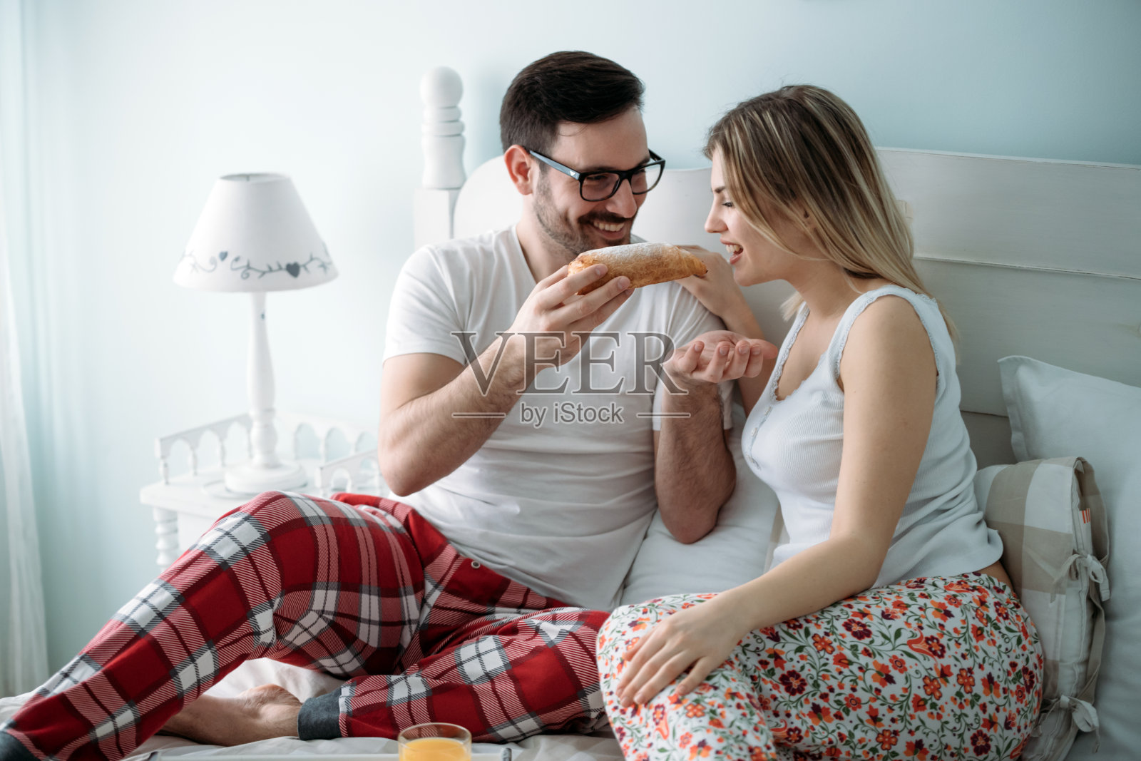 卧室里一对年轻情侣的肖像照片摄影图片