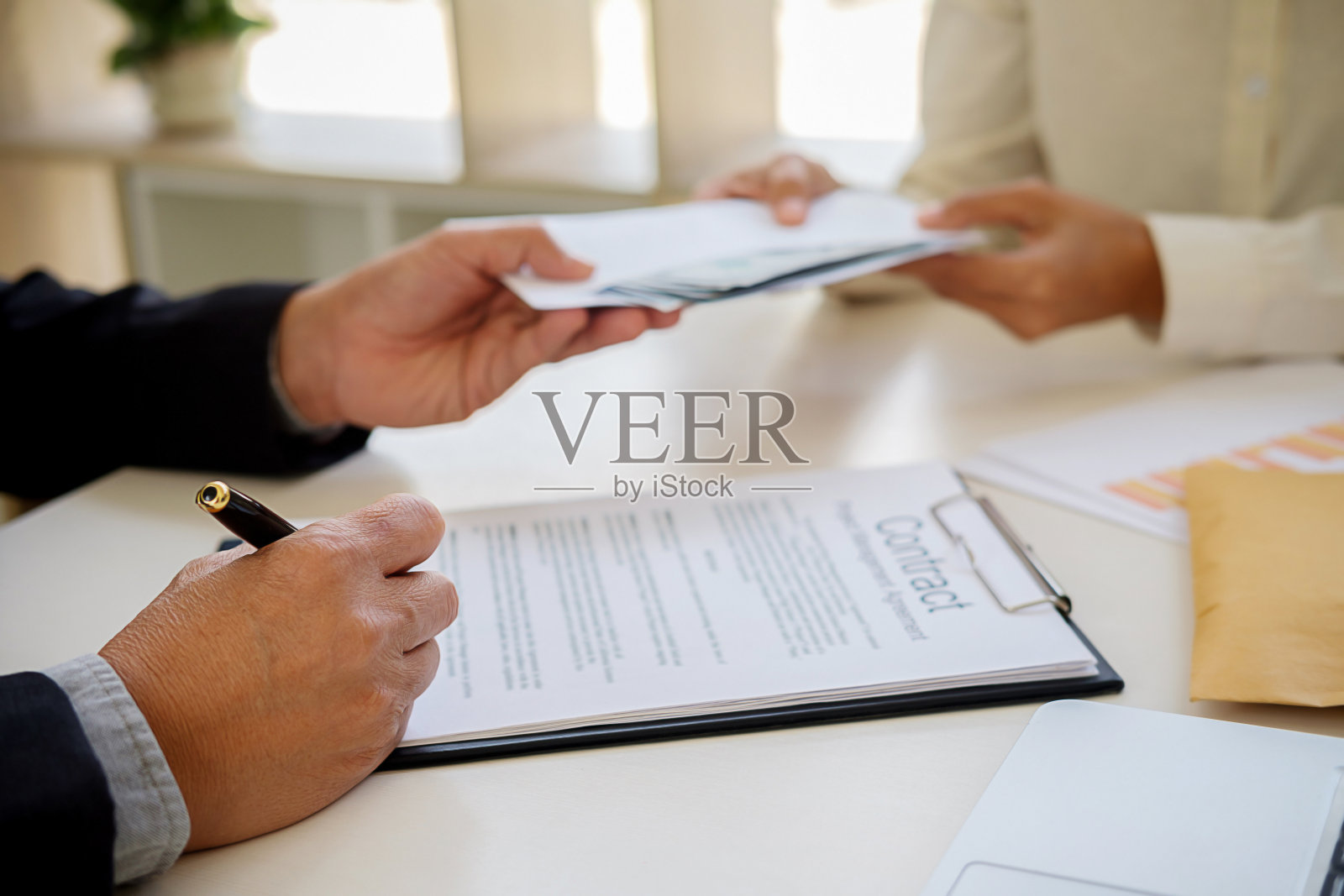 商人给予金钱，同时达成房地产合同和金融公司的协议。贿赂与贪污概念照片摄影图片