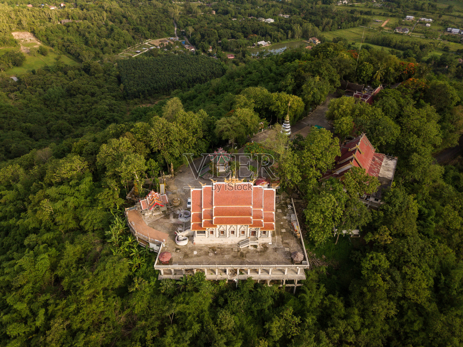 鸟瞰Wat Phra That Doi Khao Kwai位于泰国清莱省的小山峰上。照片摄影图片