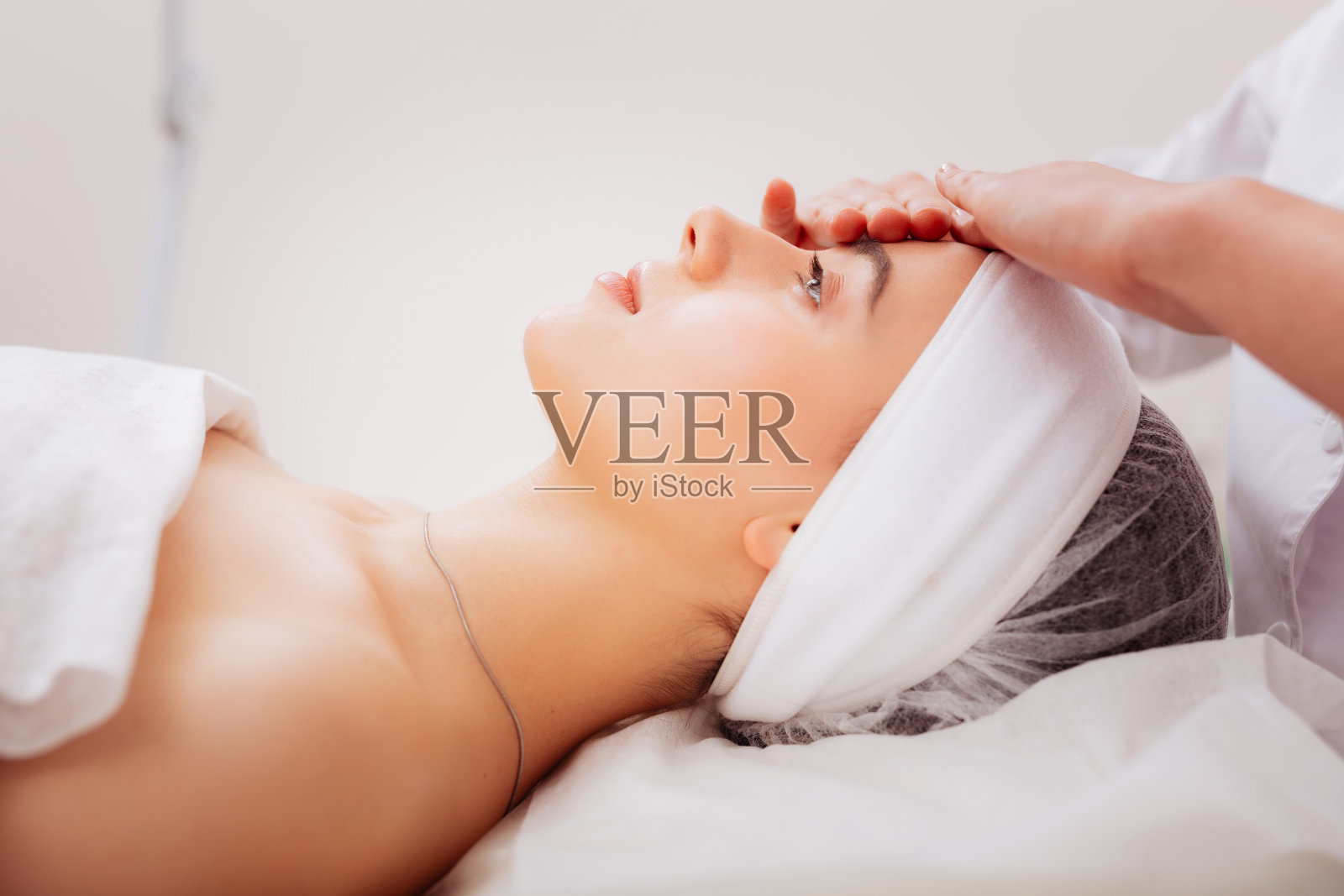 一个友善的女人，手放在额头上照片摄影图片