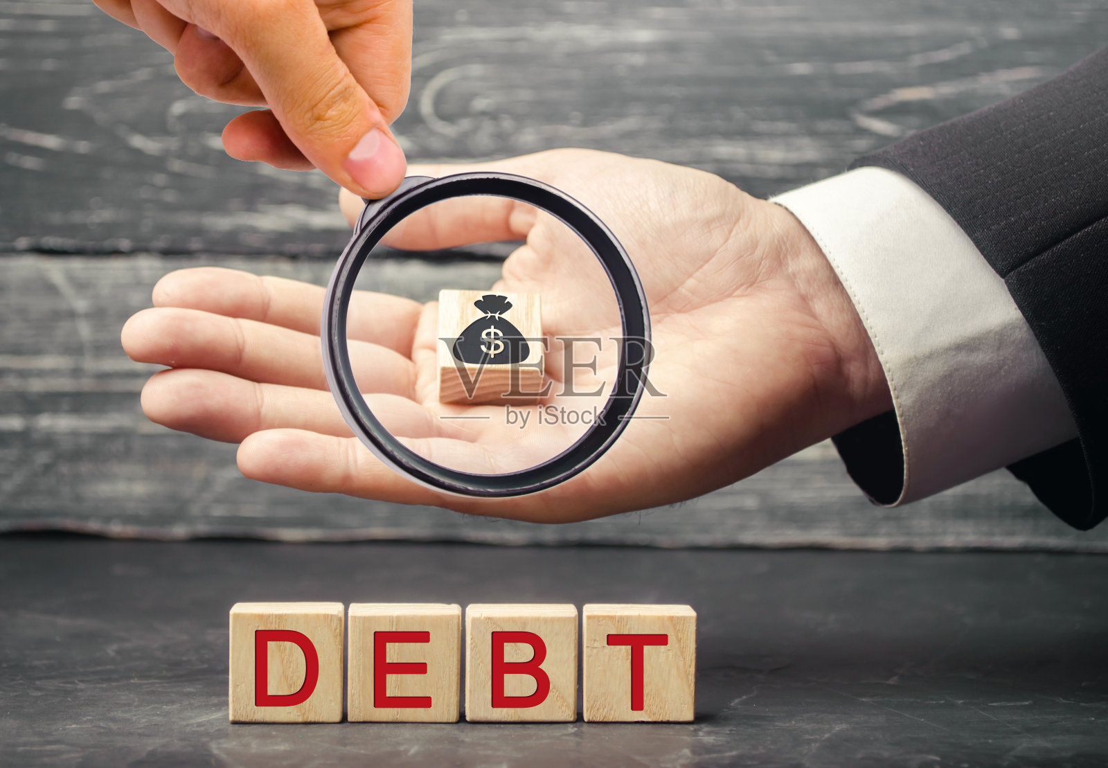 带有债务和美元形象的木块。支付国家的税款和债务。金融危机的概念和问题。风险管理。债务豁免。贷款照片摄影图片