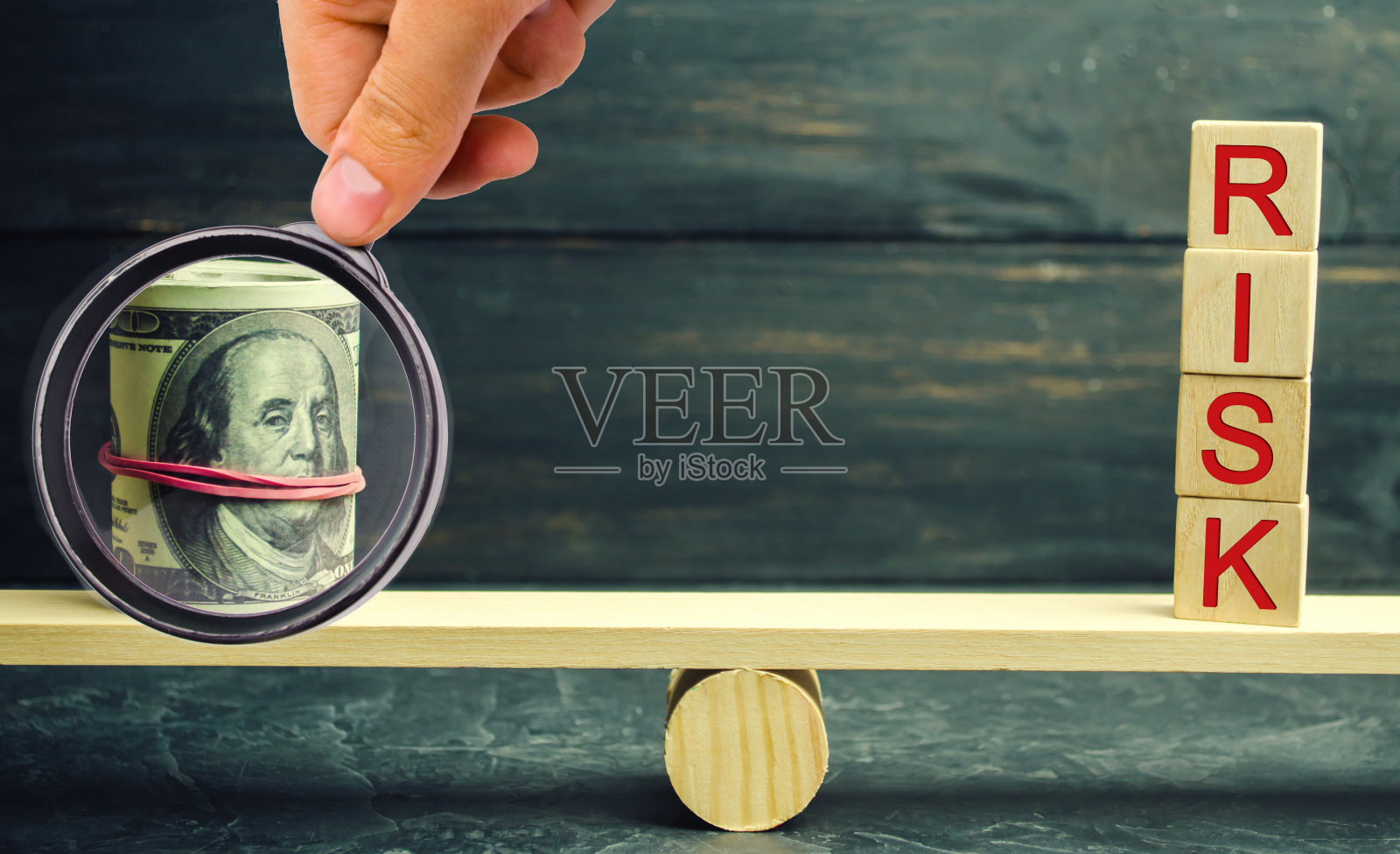 美元和铭文风险都在天平上。金融和经济风险的概念。不可靠的投资。未支付的贷款。金融风险管理。商业贷款照片摄影图片