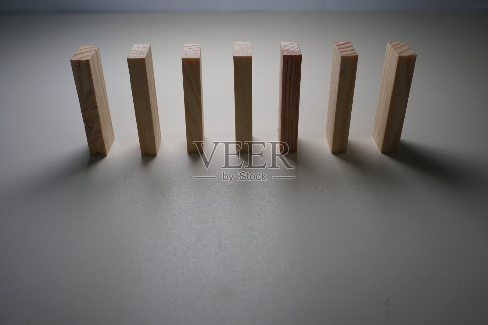 积木，用于叠片游戏或多米诺骨牌。照片摄影图片