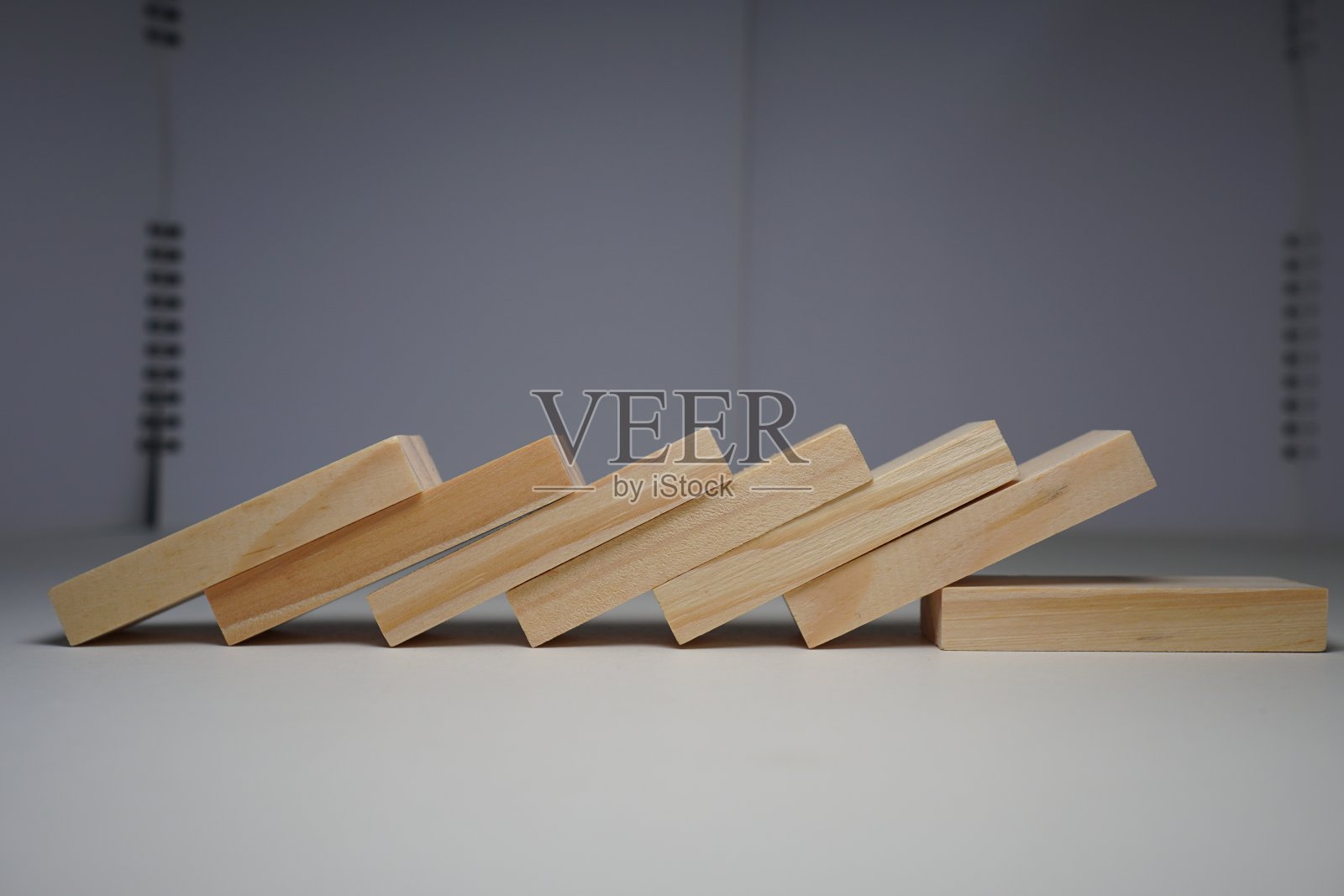 积木，用于叠片游戏或多米诺骨牌。照片摄影图片