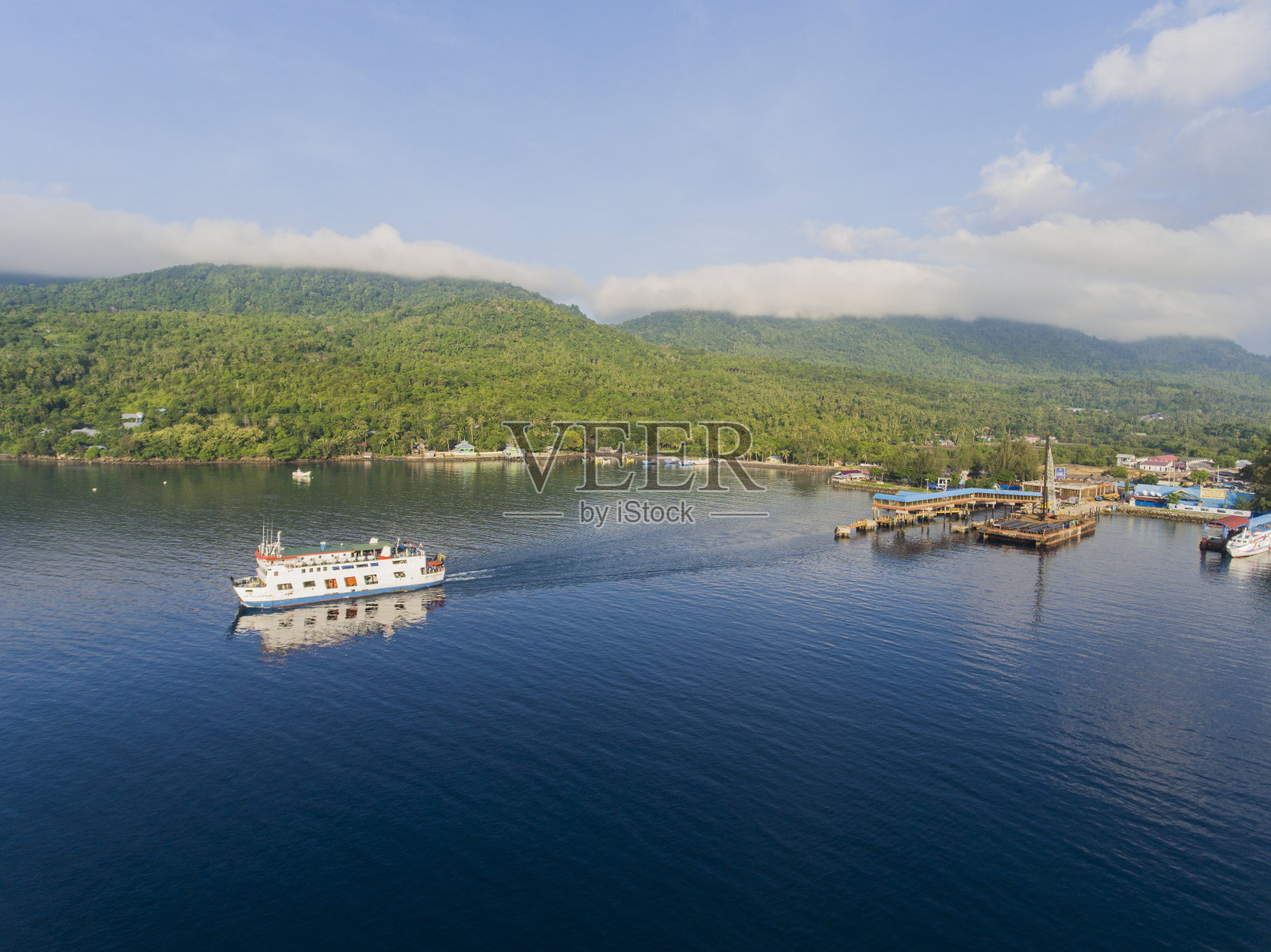 鸟瞰图渡轮港(巴罗汉港)在沙邦照片摄影图片