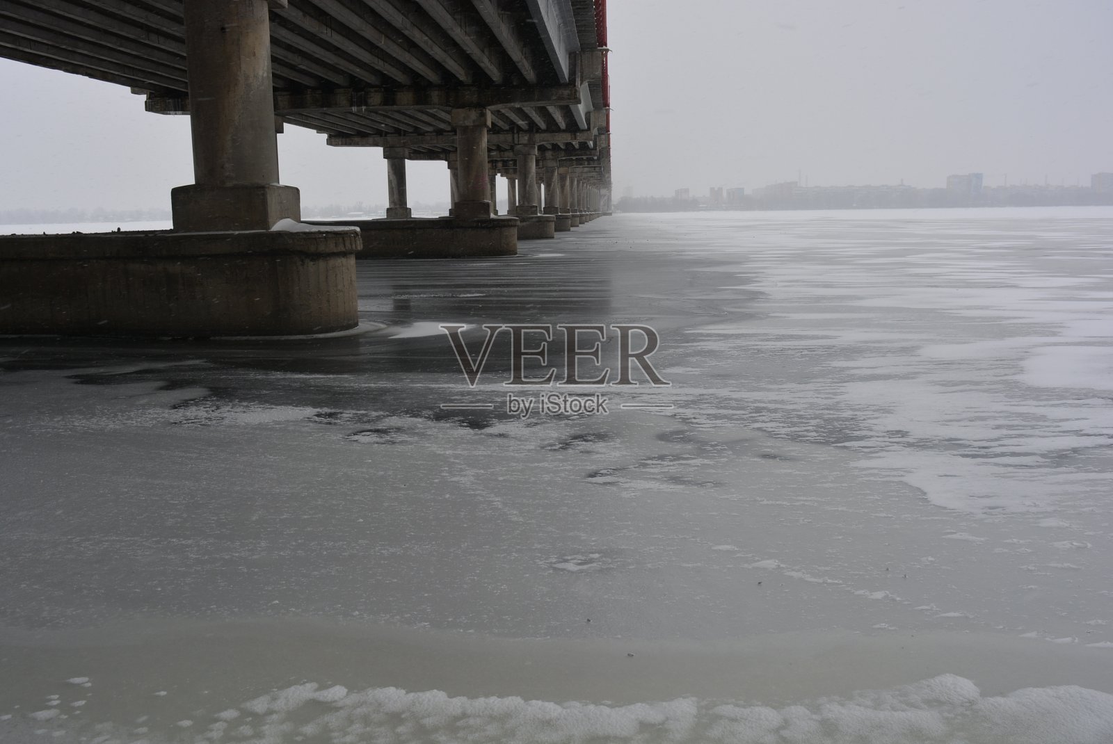 新城大桥横跨第聂伯罗河，冬季运输有一条结冰的河，结冰的河照片摄影图片