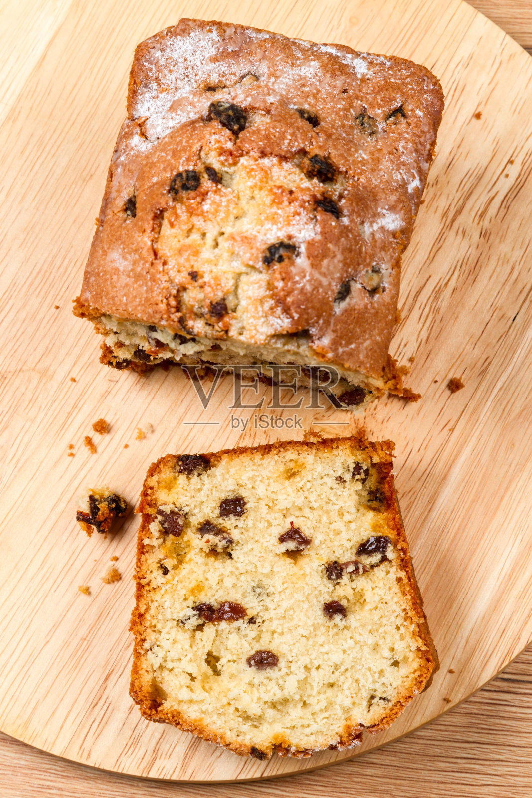 厨房板上放着带葡萄干的松饼照片摄影图片