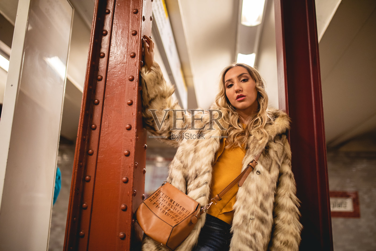 年轻的模特摆姿势拍照照片摄影图片